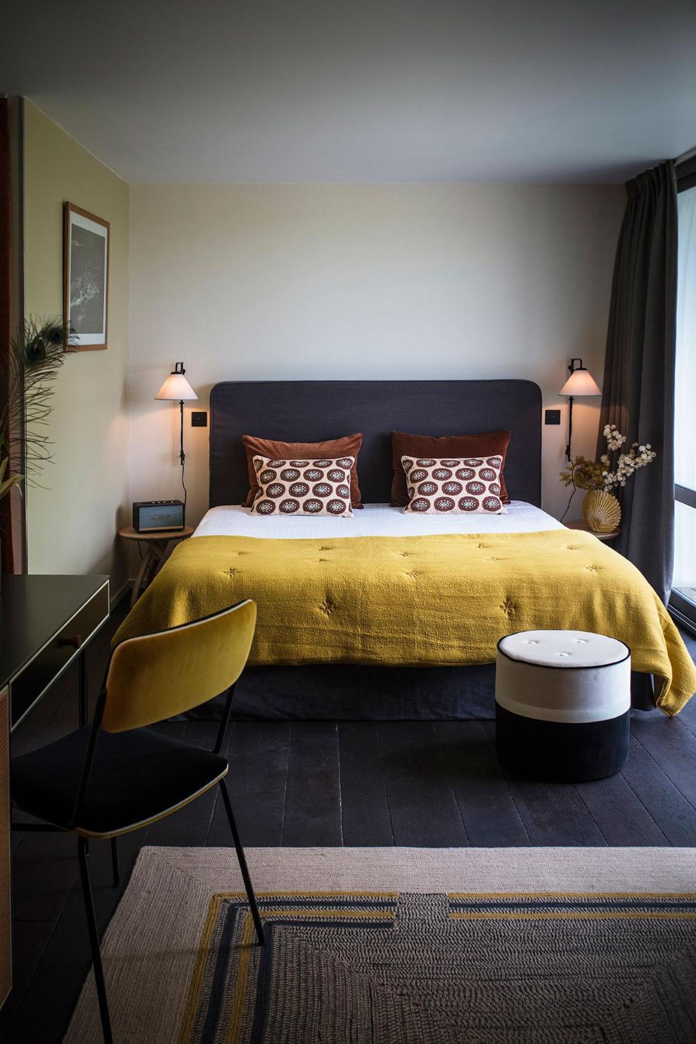Large Double Room with Balcony - Photo 10