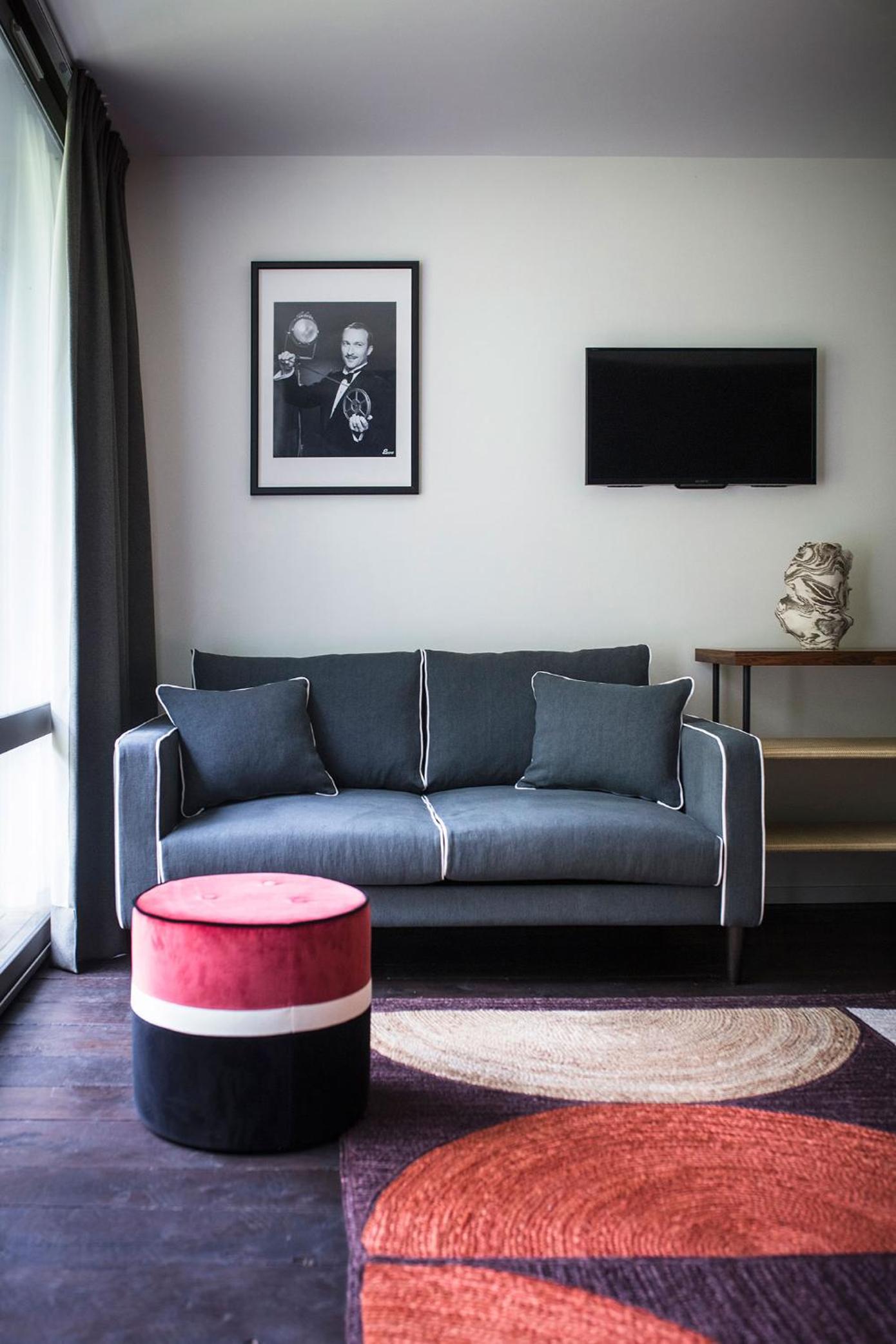 Large Double Room with Balcony - Photo 8