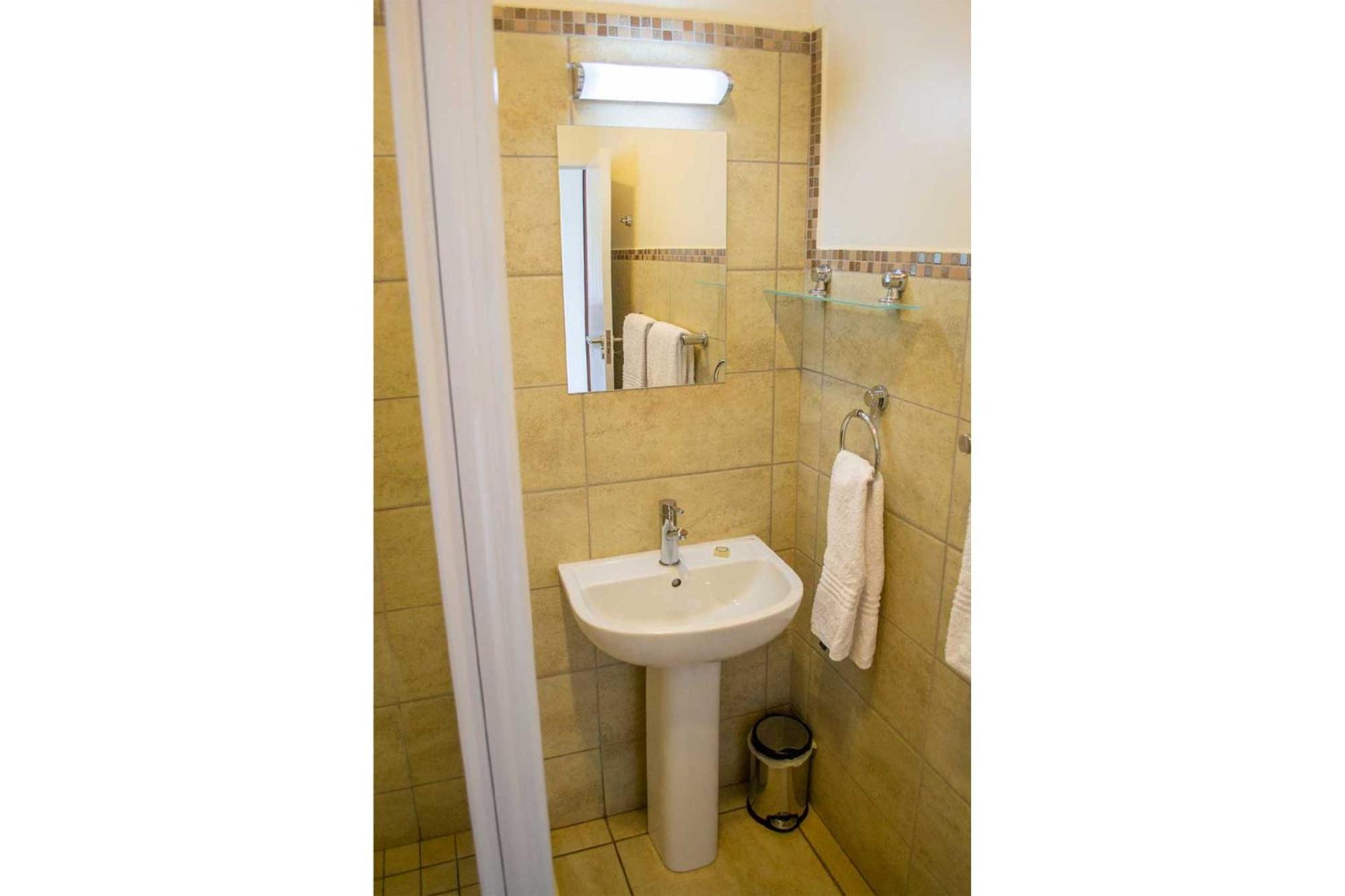Double Room with Pool View - Photo 6
