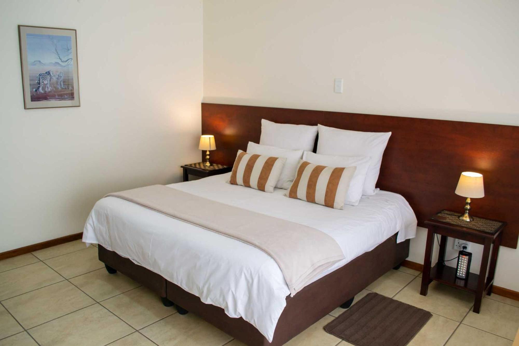 Double Room with Pool View - Photo 8