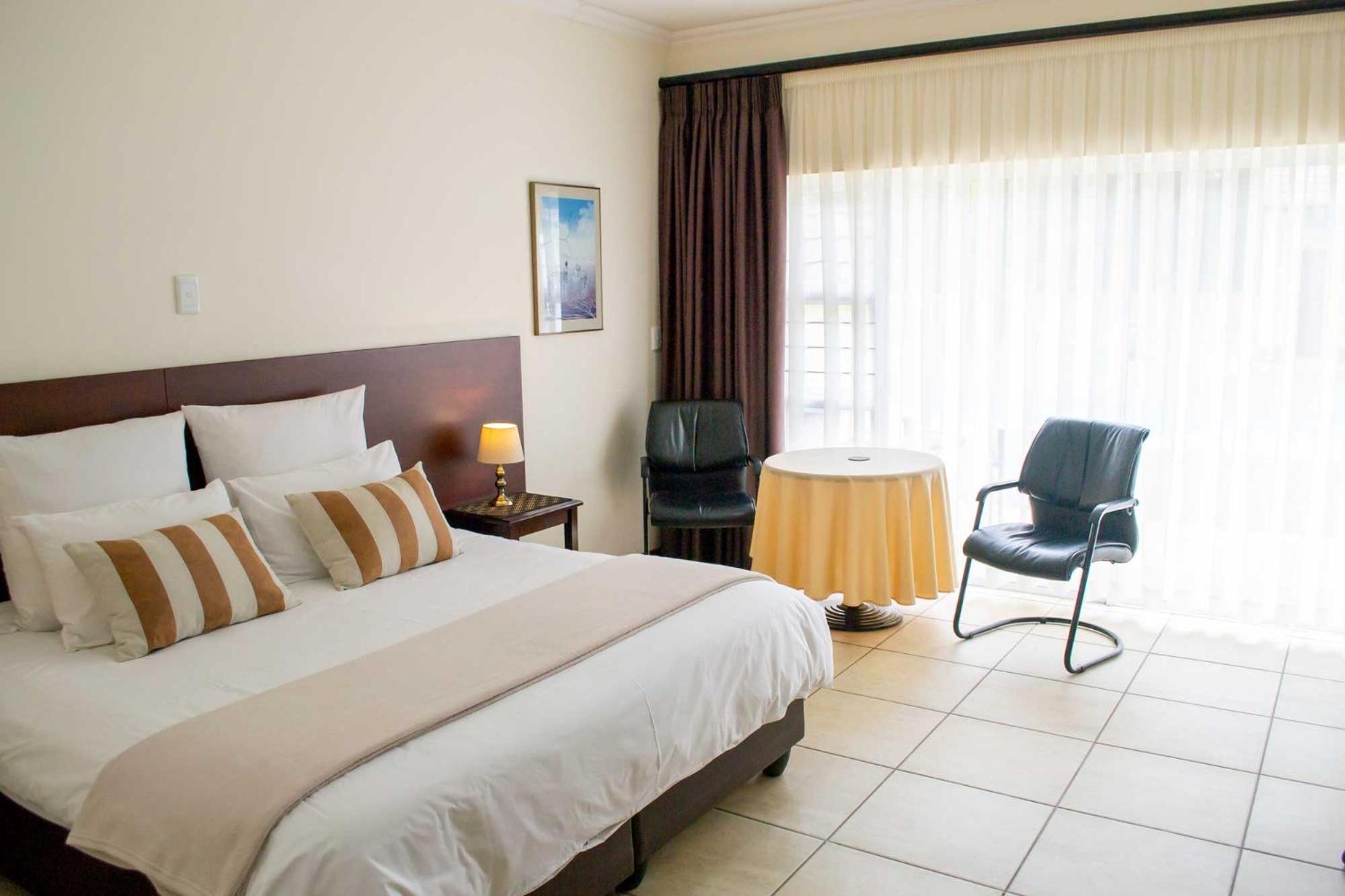 Double Room with Pool View - Photo 7