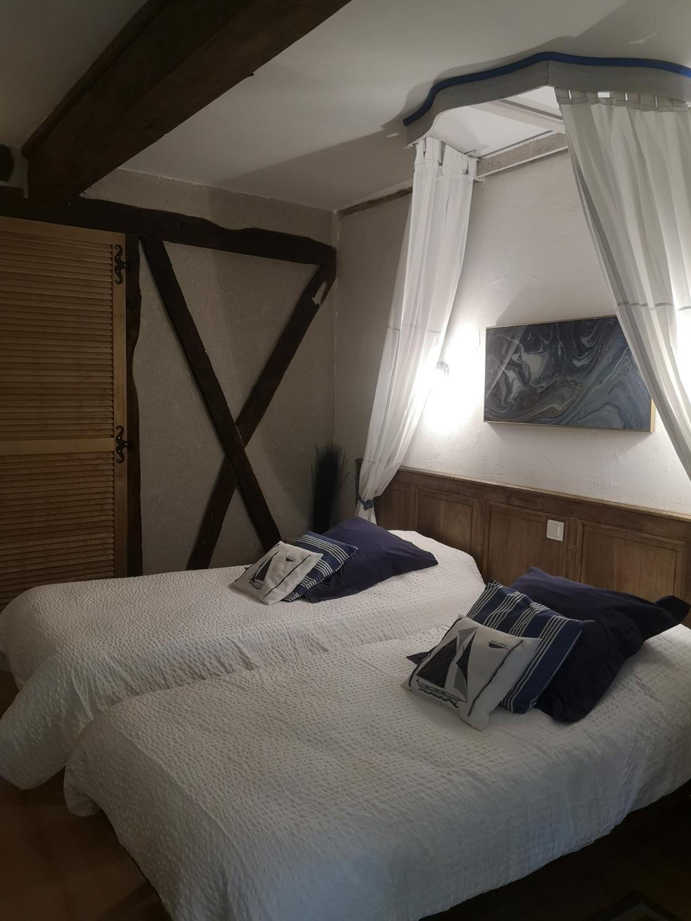 Large Twin Room - Photo 3