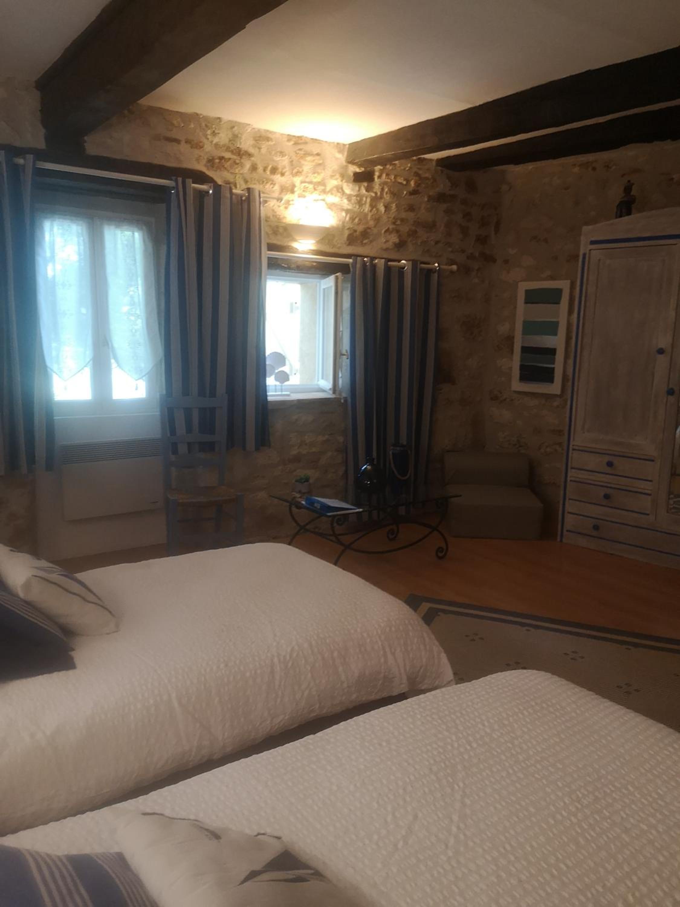Large Twin Room - Photo 5