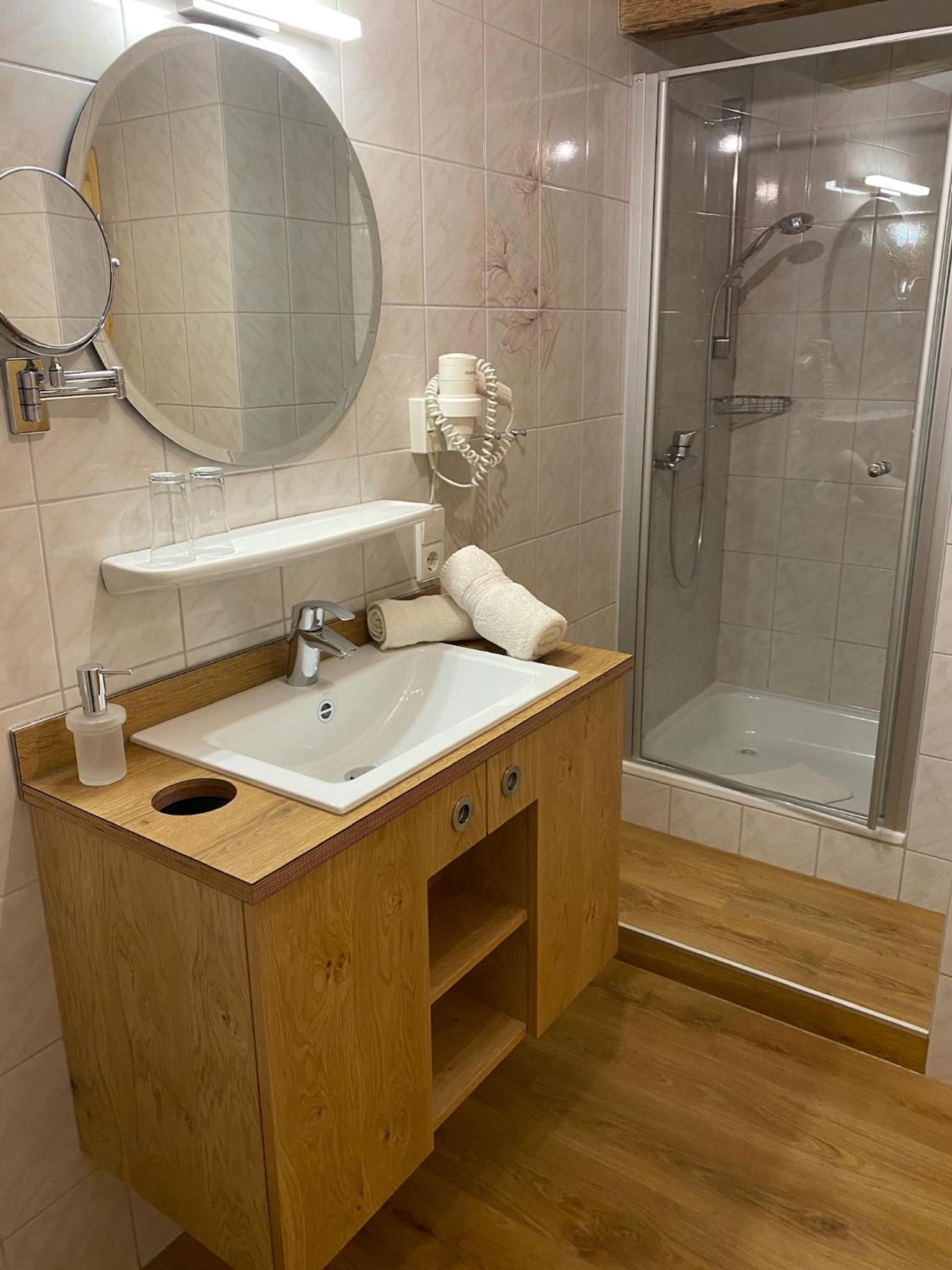 Large Double Room - Photo 3