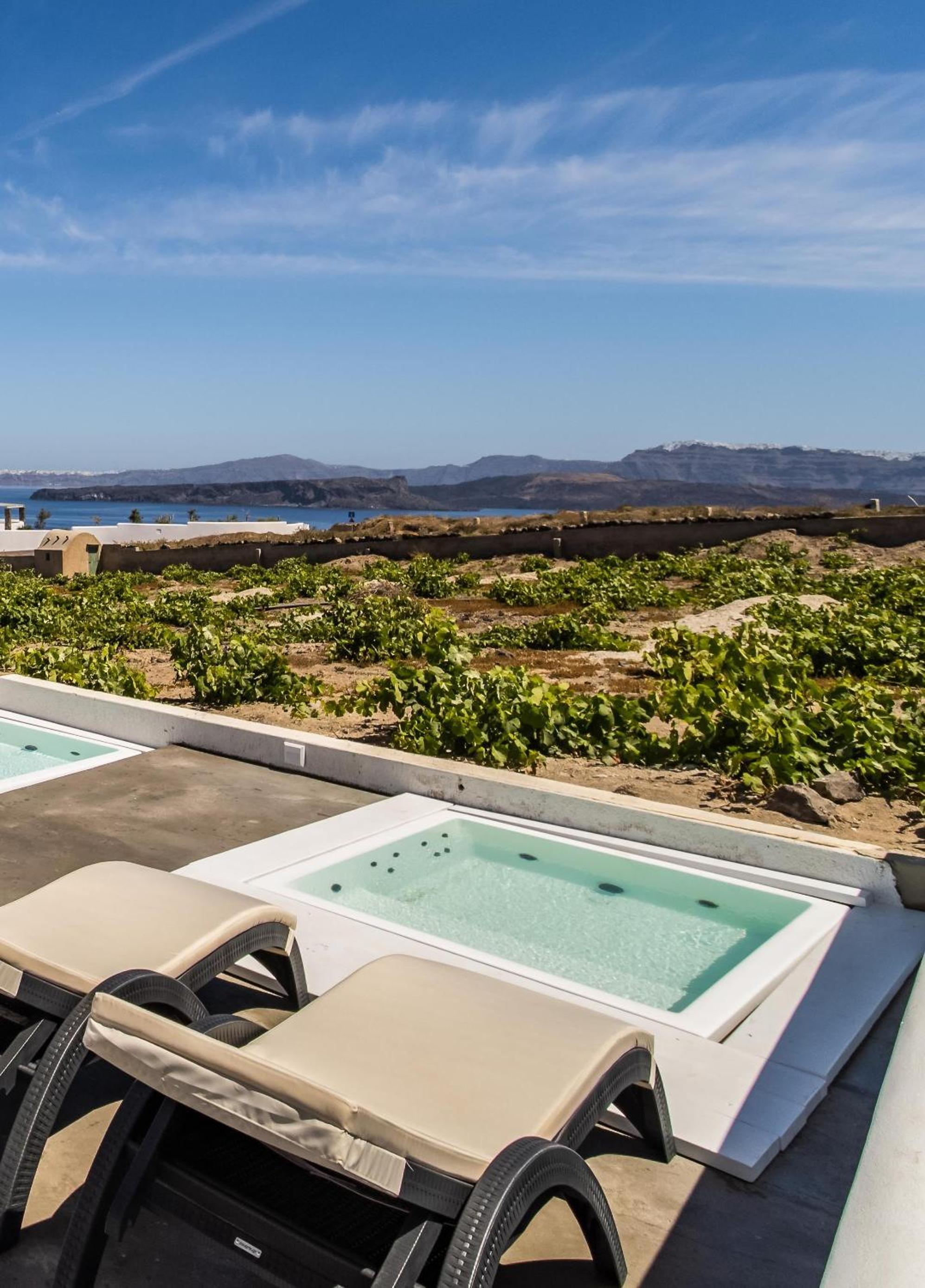 Deluxe Suite with Hot Tub - Photo 11