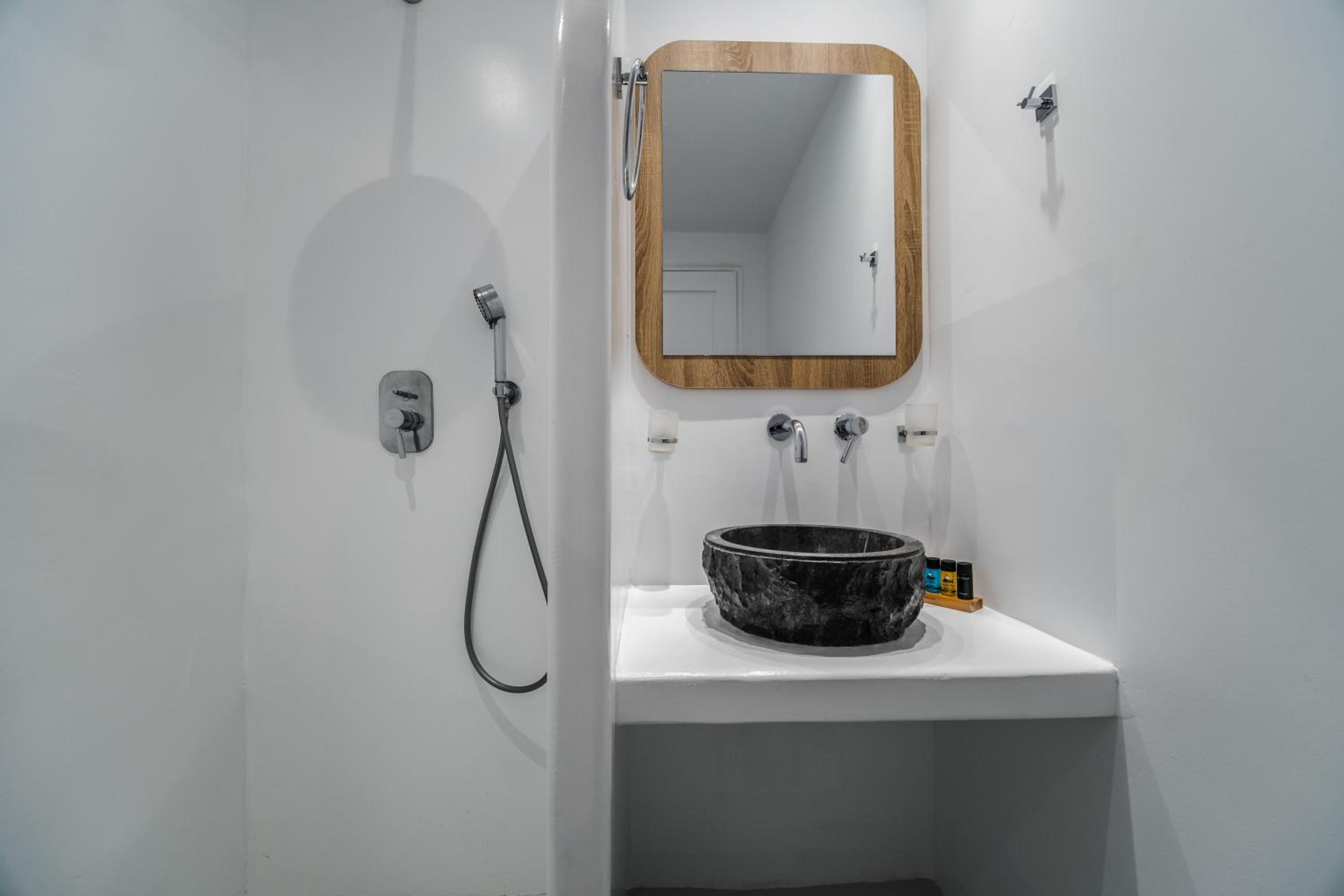 Deluxe Suite with Hot Tub - Photo 3