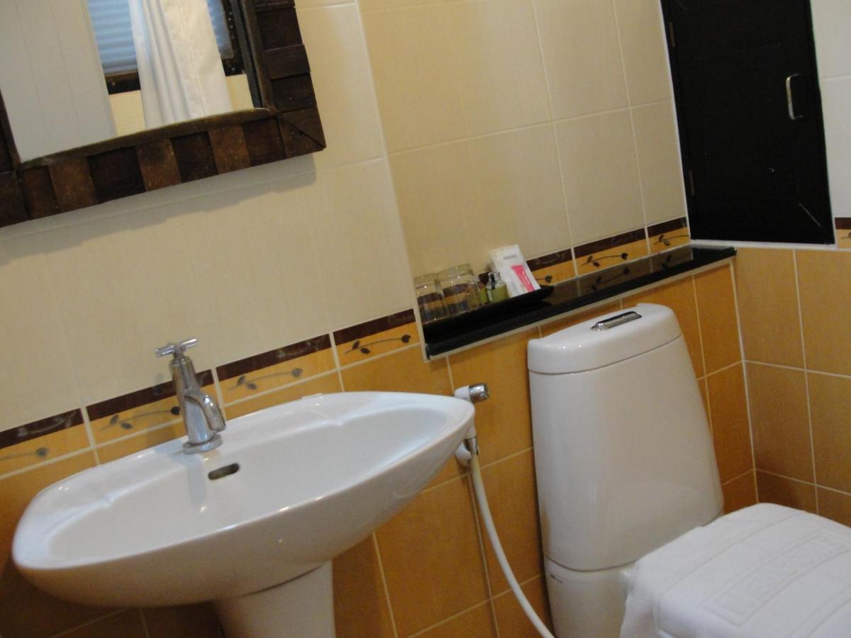 Standard Double or Twin Room - Photo 10