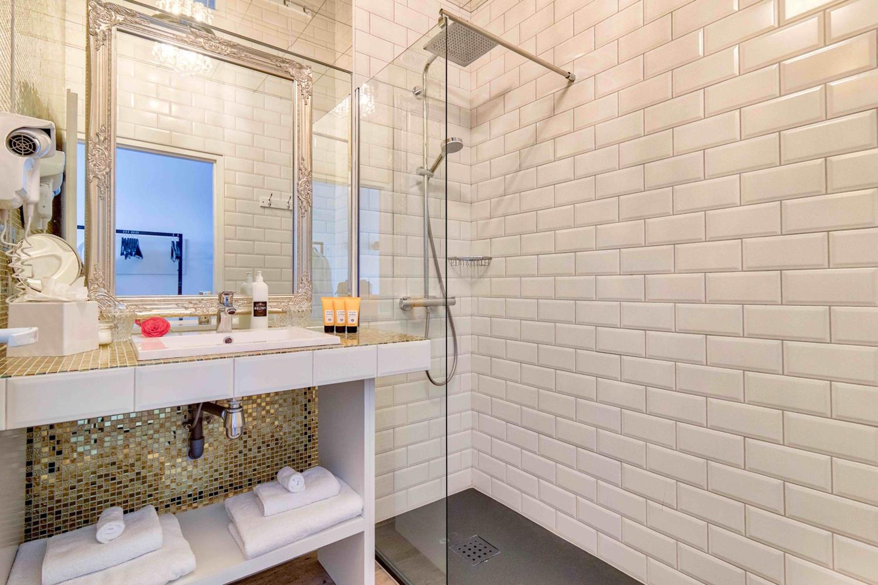 King Room with Free Spa access - Photo 5