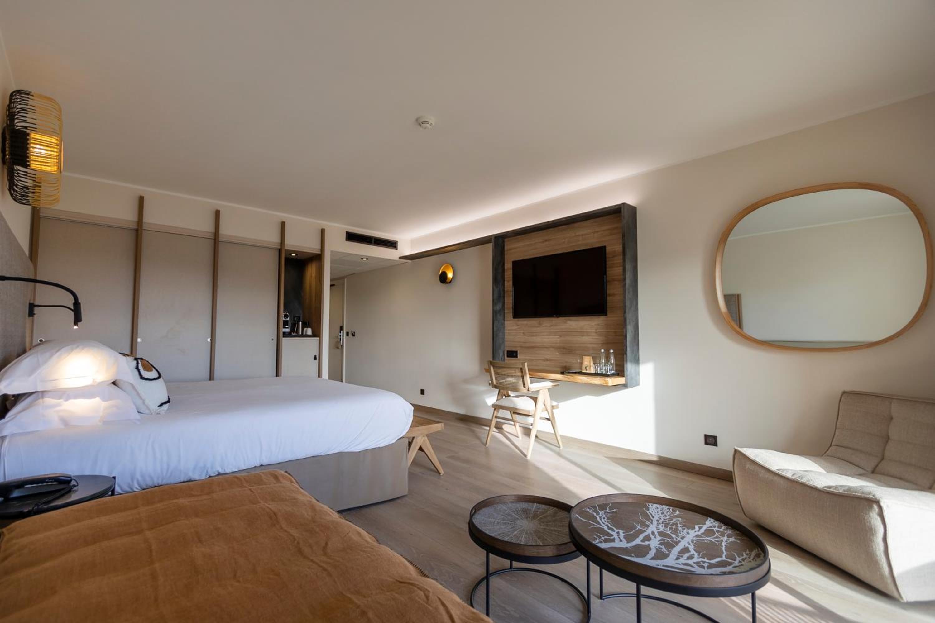 Junior Suite with Pool View photo 1