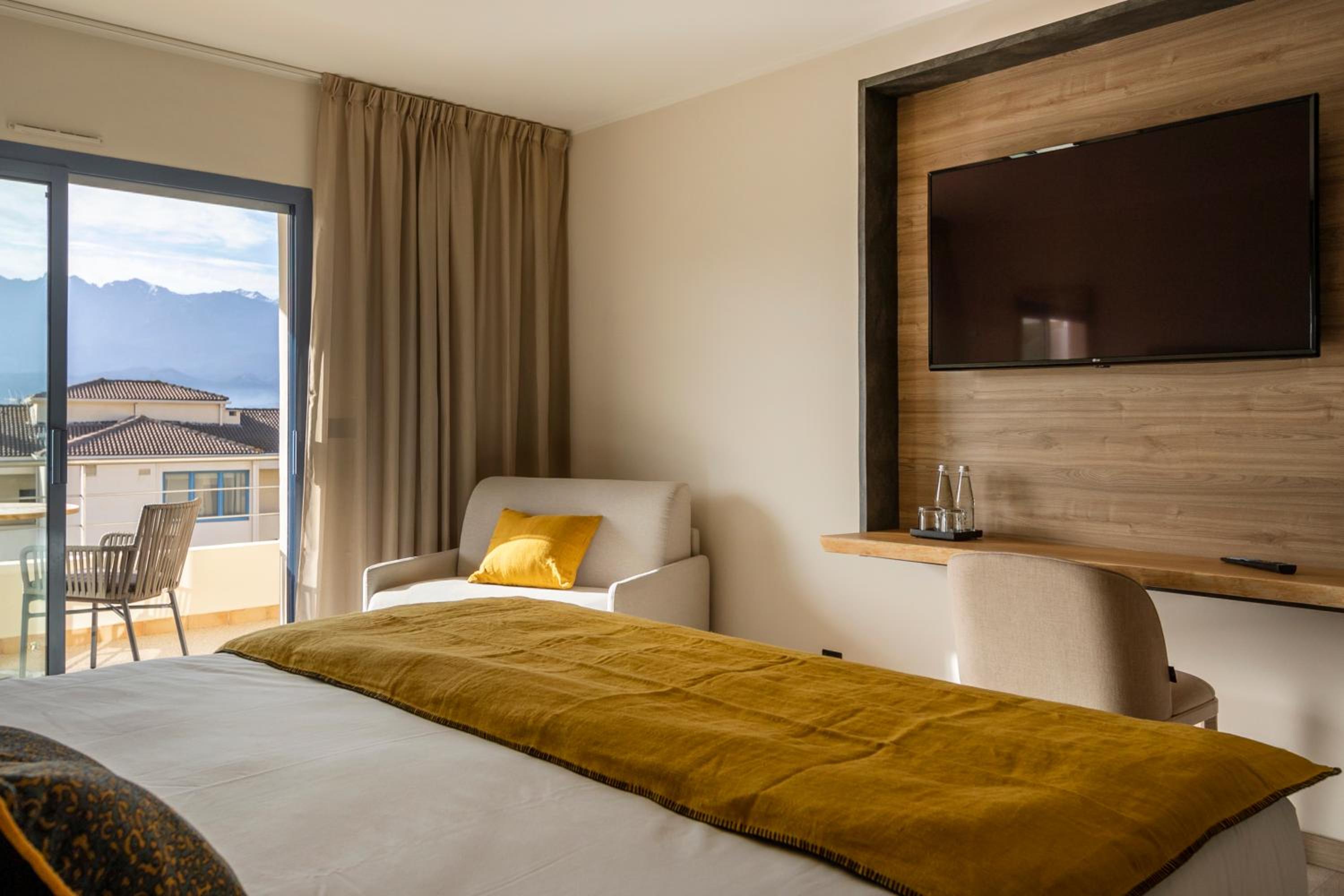 Double or Twin Room with Partial Sea View photo 3