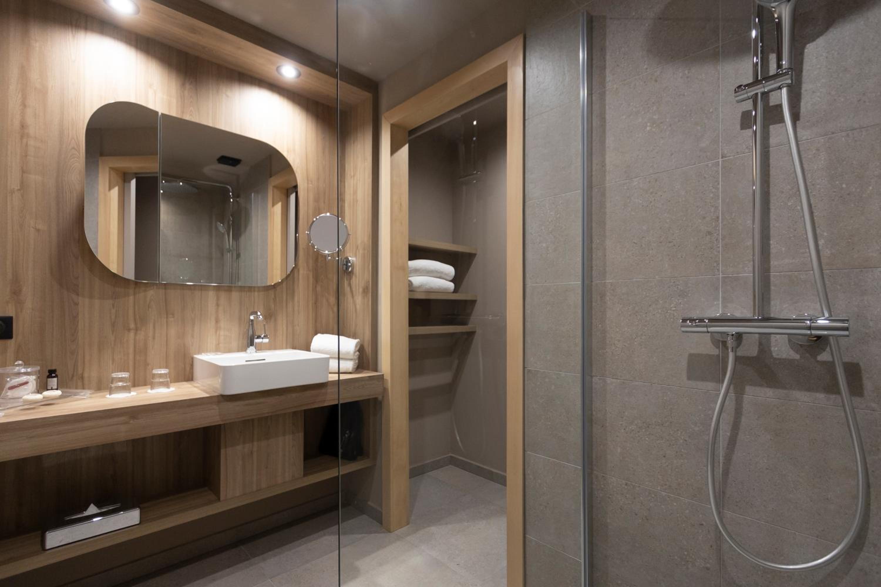 Double or Twin Room with Partial Sea View photo 2