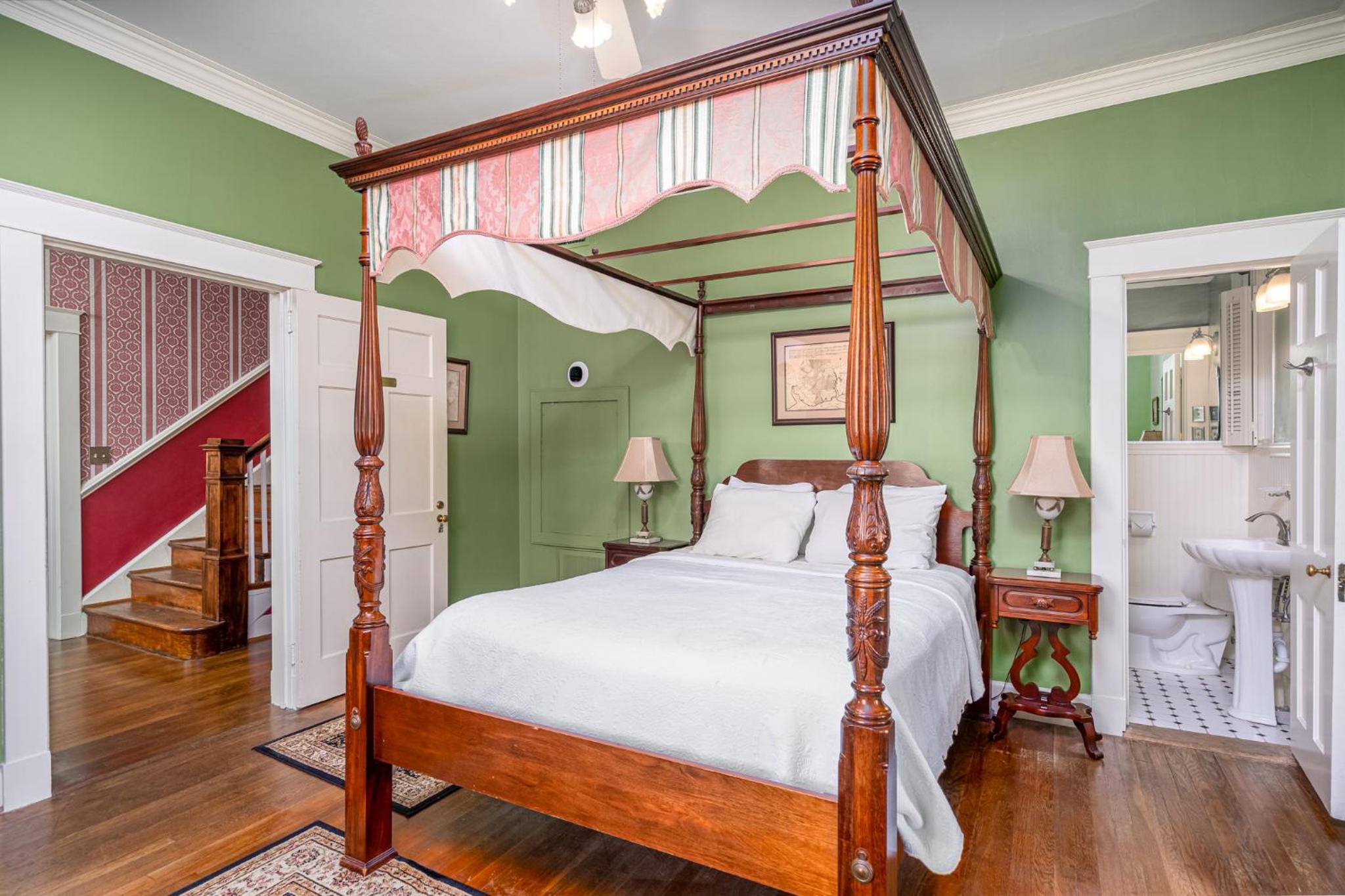 Queen Room with Twin Bed