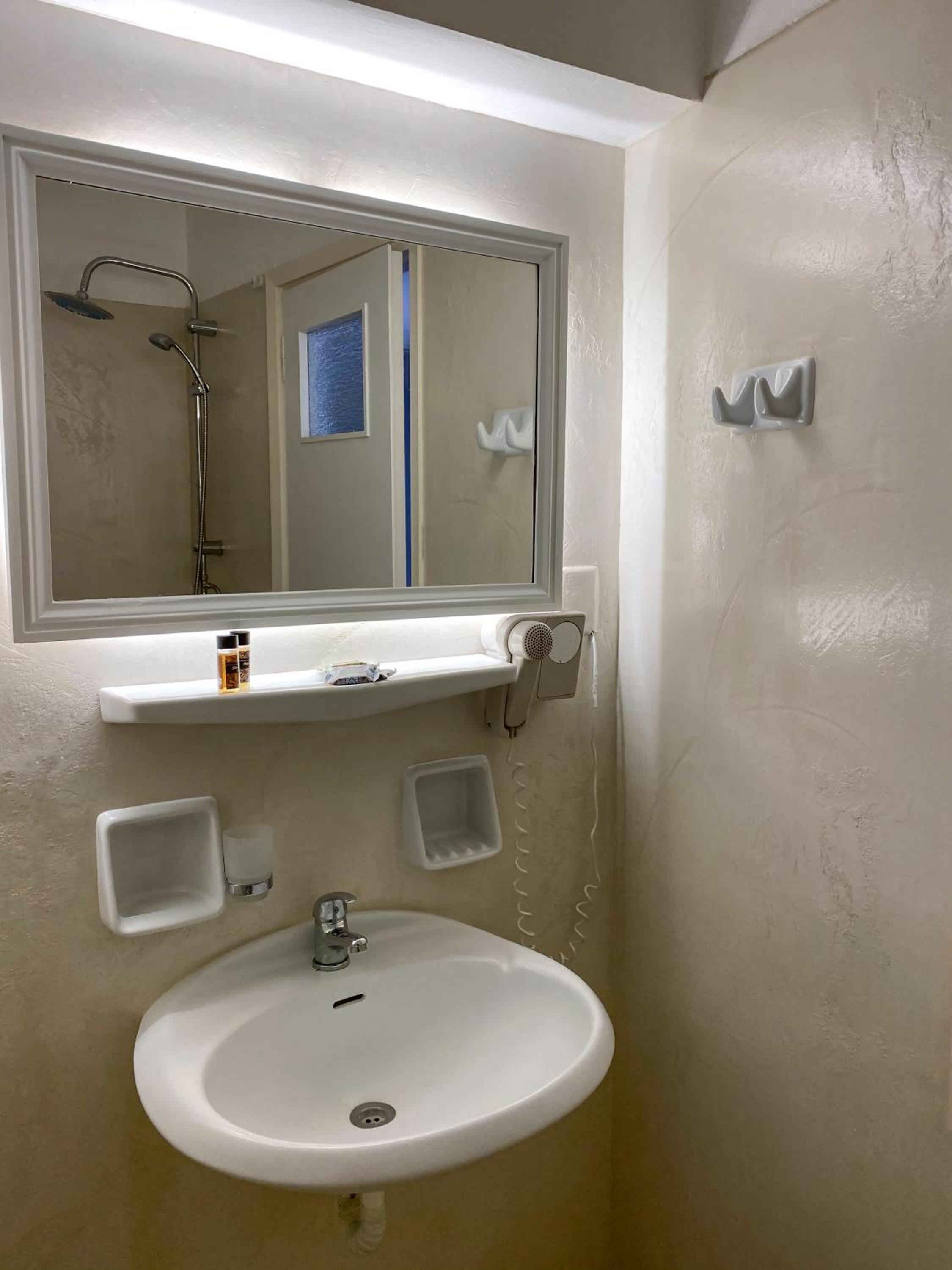 Economy Double or Twin Room without Balcony - Photo 7