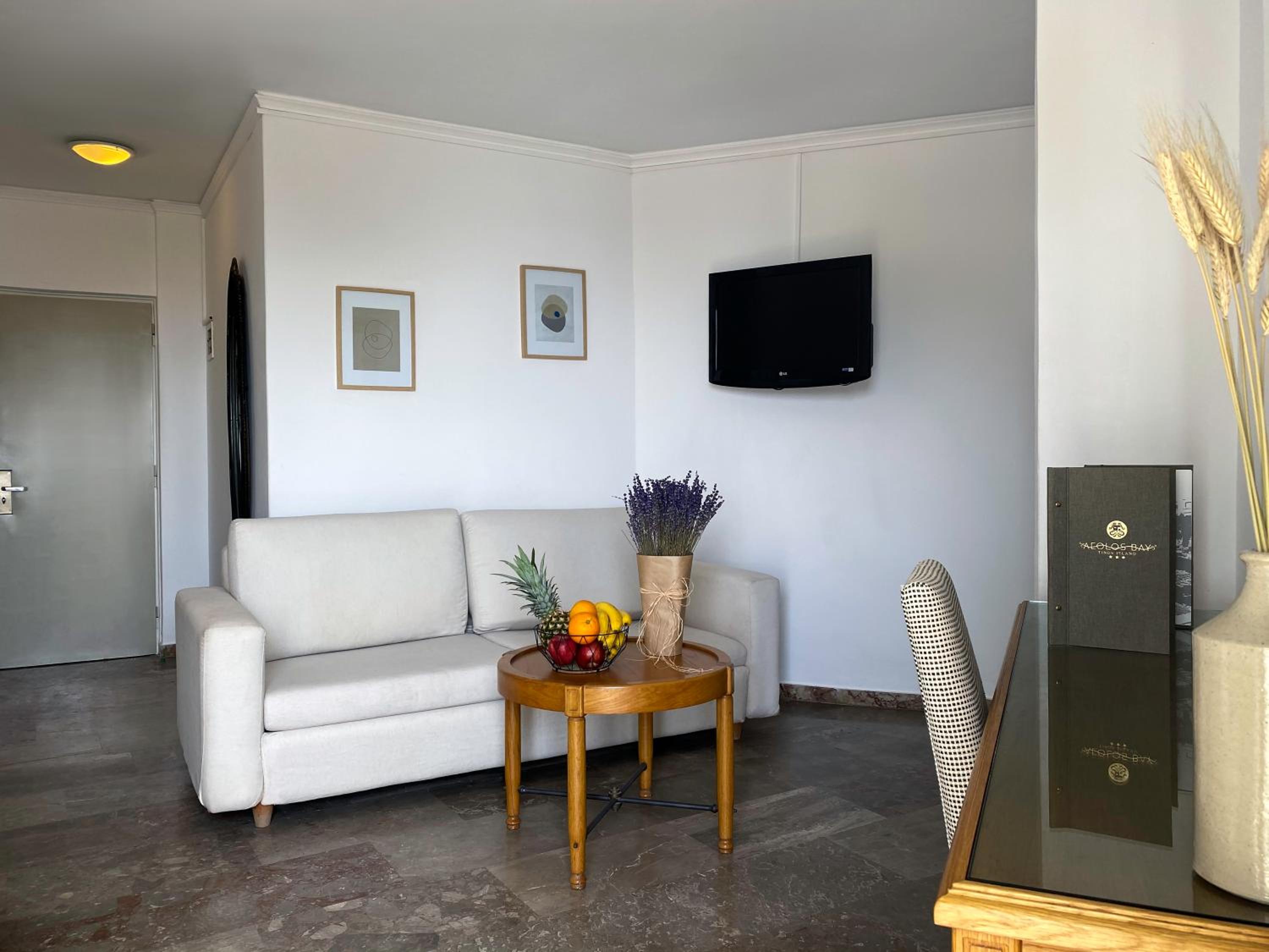 Junior Suite with Sea View - Photo 3