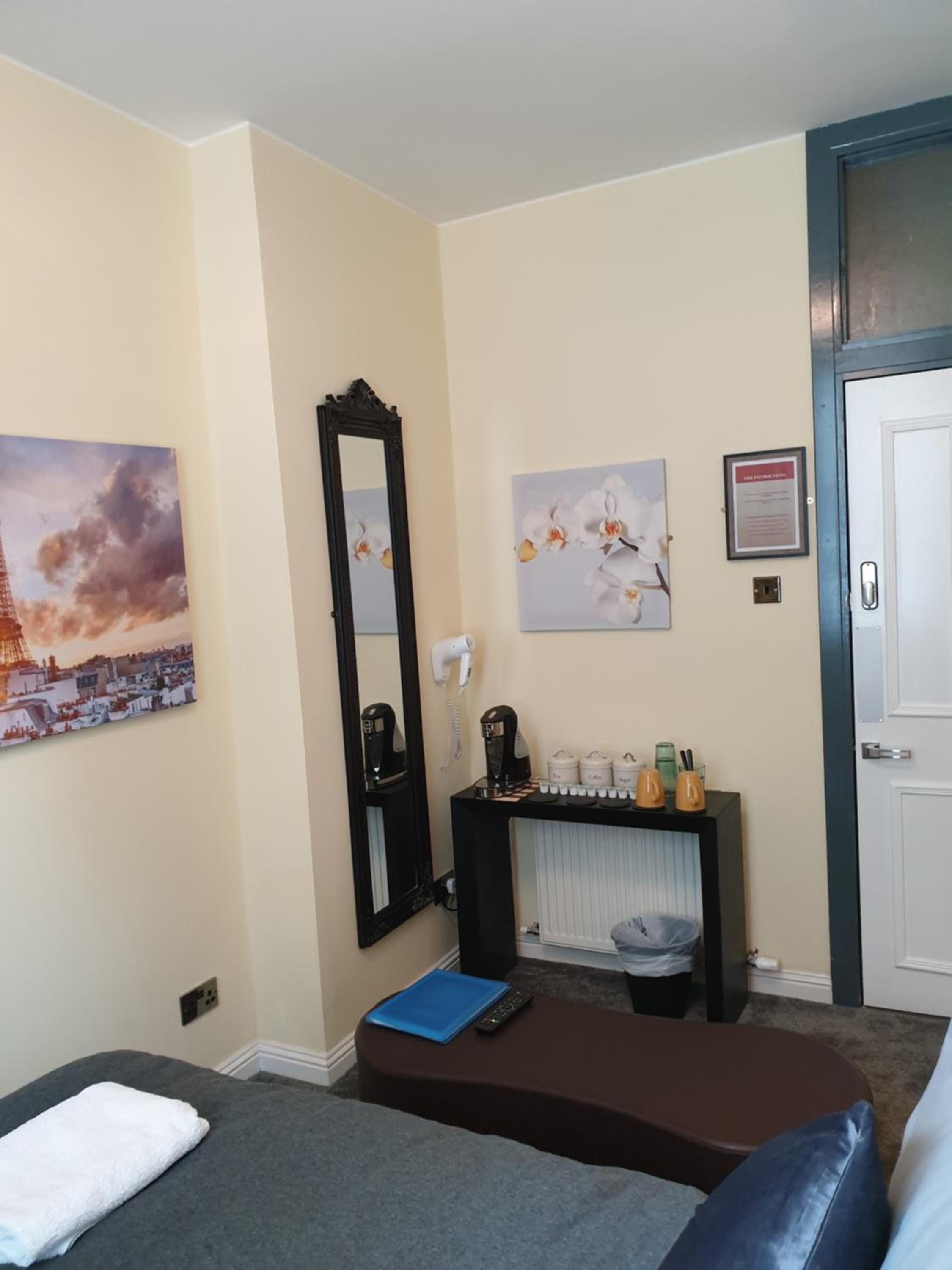 Budget Double Room with Private External Bathroom thumbnail 5