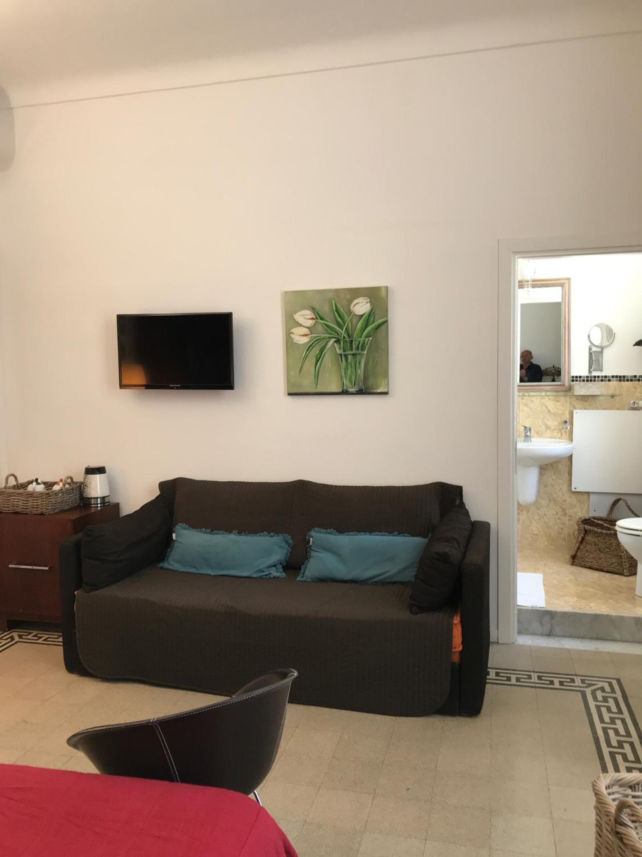 Triple Room with Balcony - Photo 11