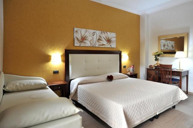 Junior Suite with Balcony - Photo 3
