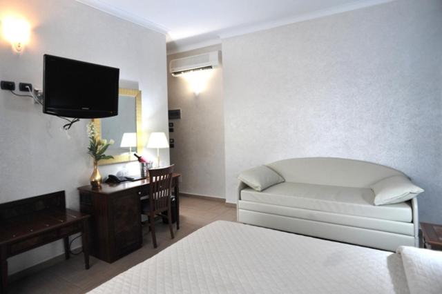 Junior Suite with Balcony - Photo 2