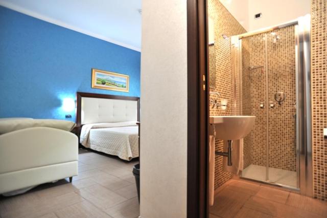 Junior Suite with Balcony - Photo 6