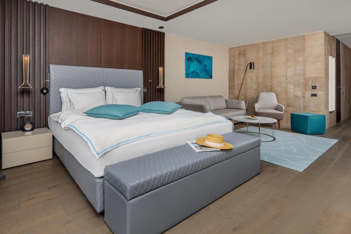 Luux Room Poolside King