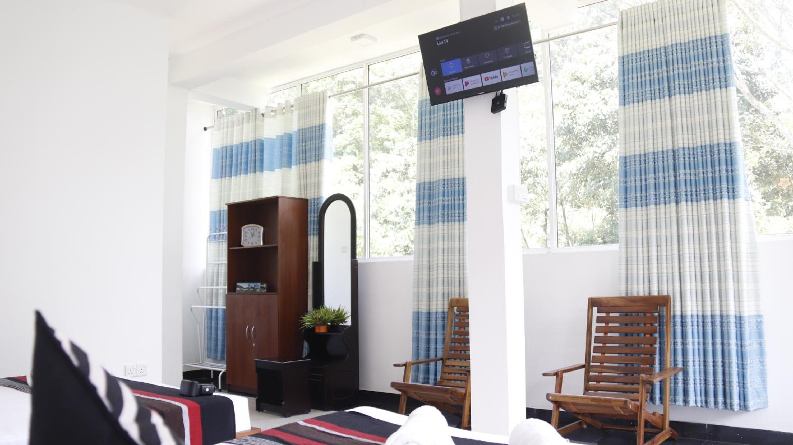 Family Room with Balcony photo 3