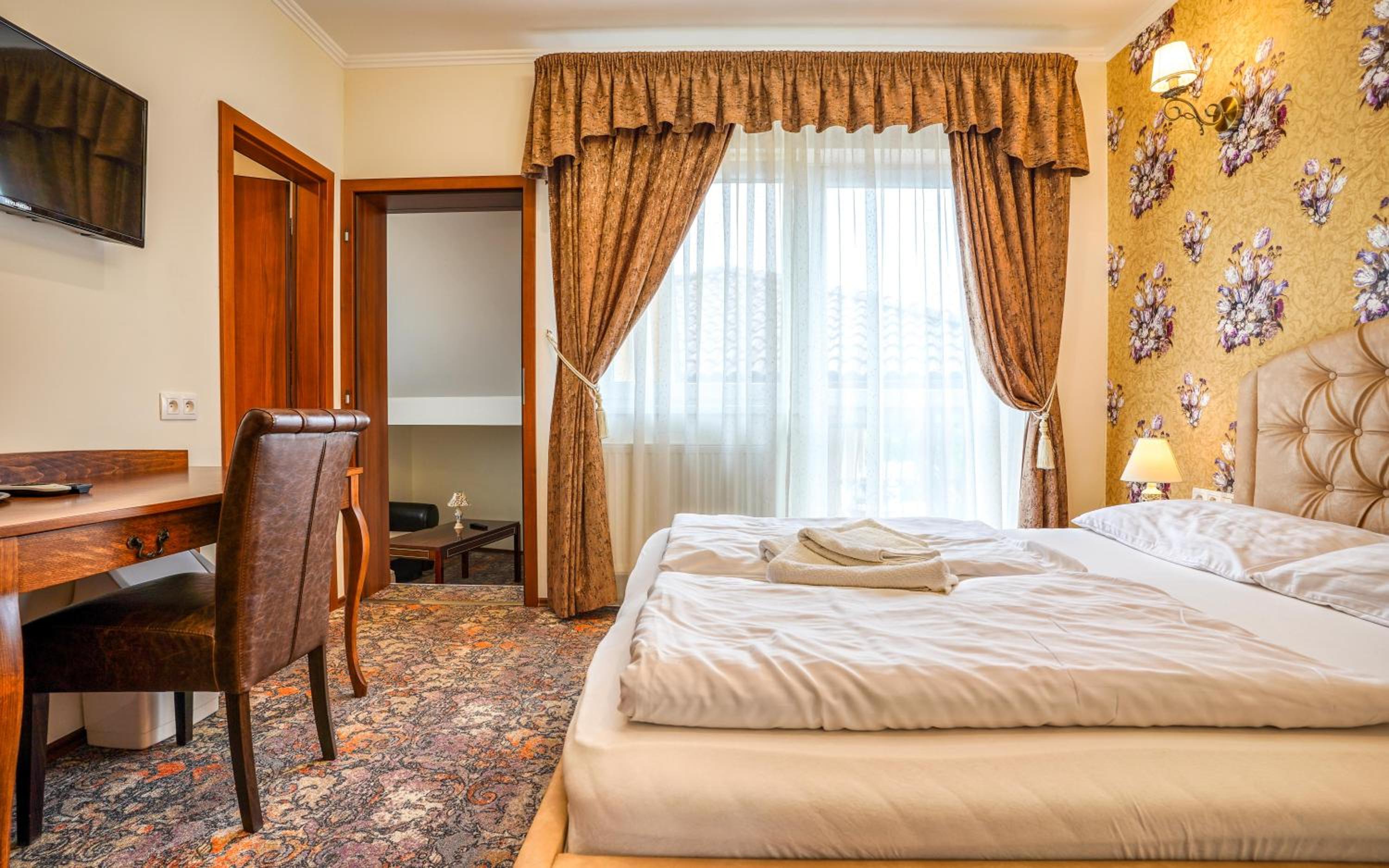 Deluxe Double Room - Photo 12