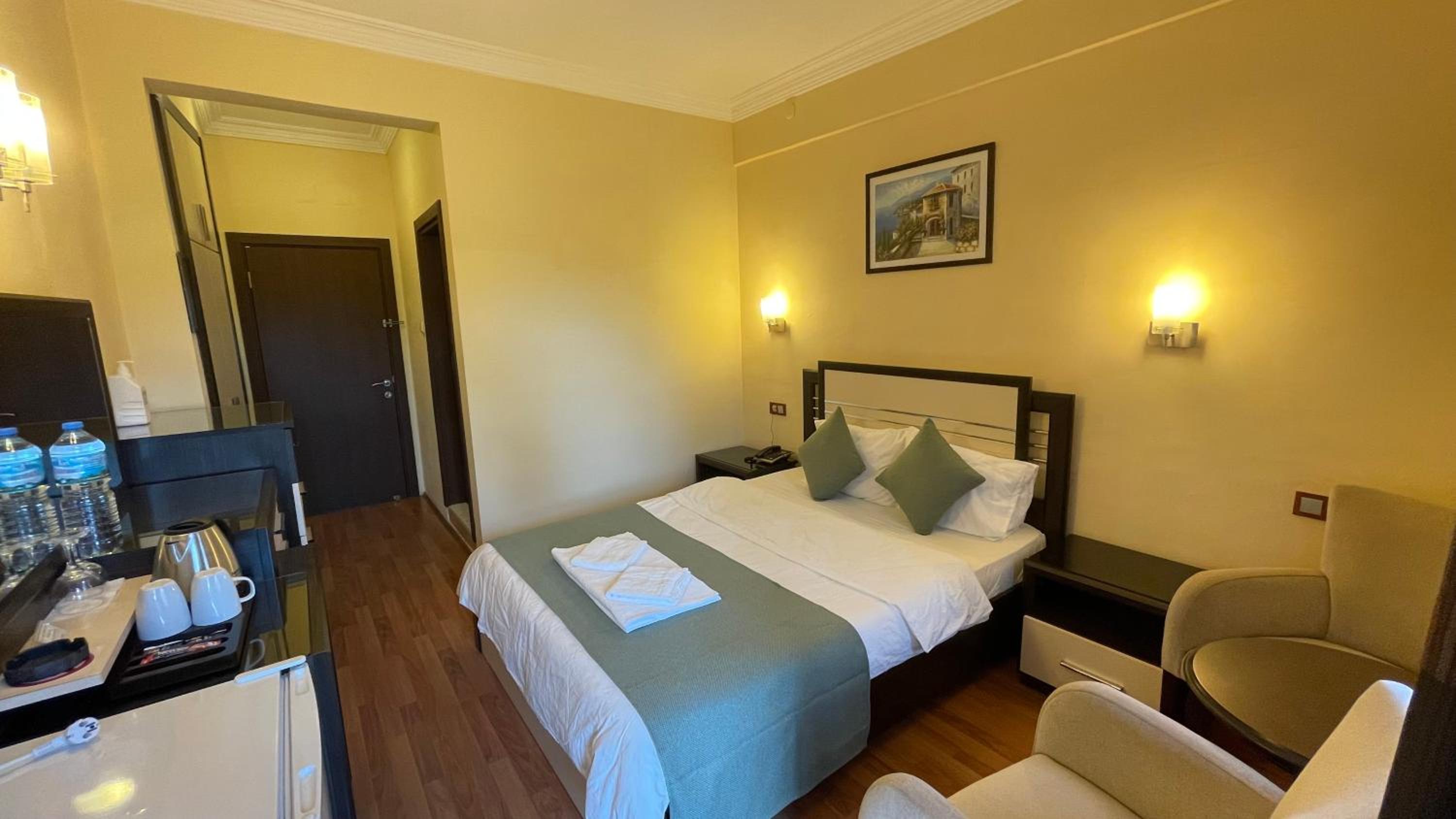 Double Room with Balcony - Photo 13