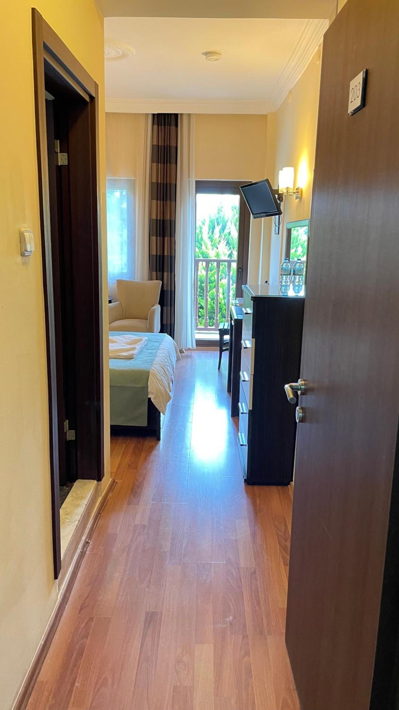 Double Room with Balcony - Photo 20