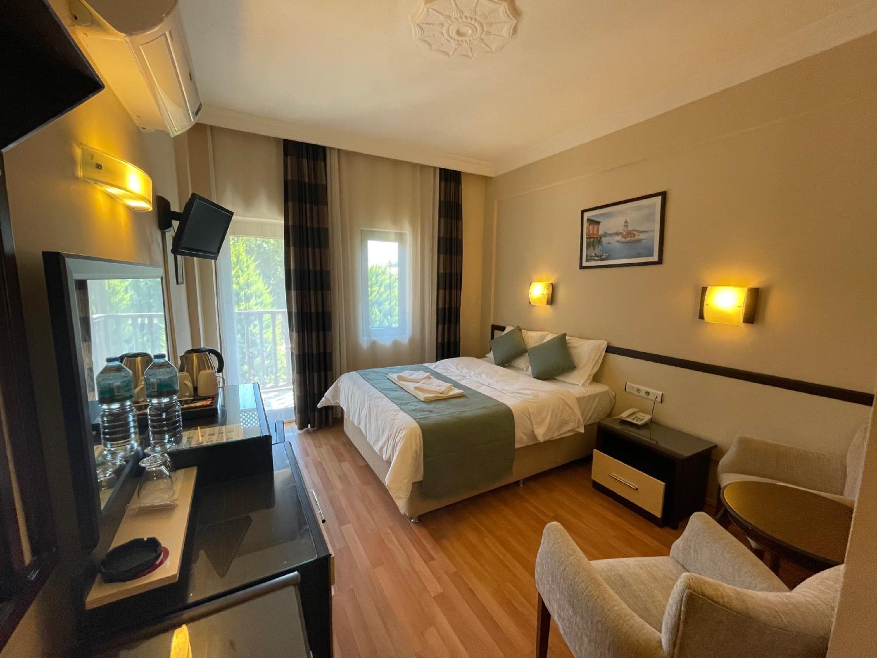 Double Room with Balcony - Photo 14