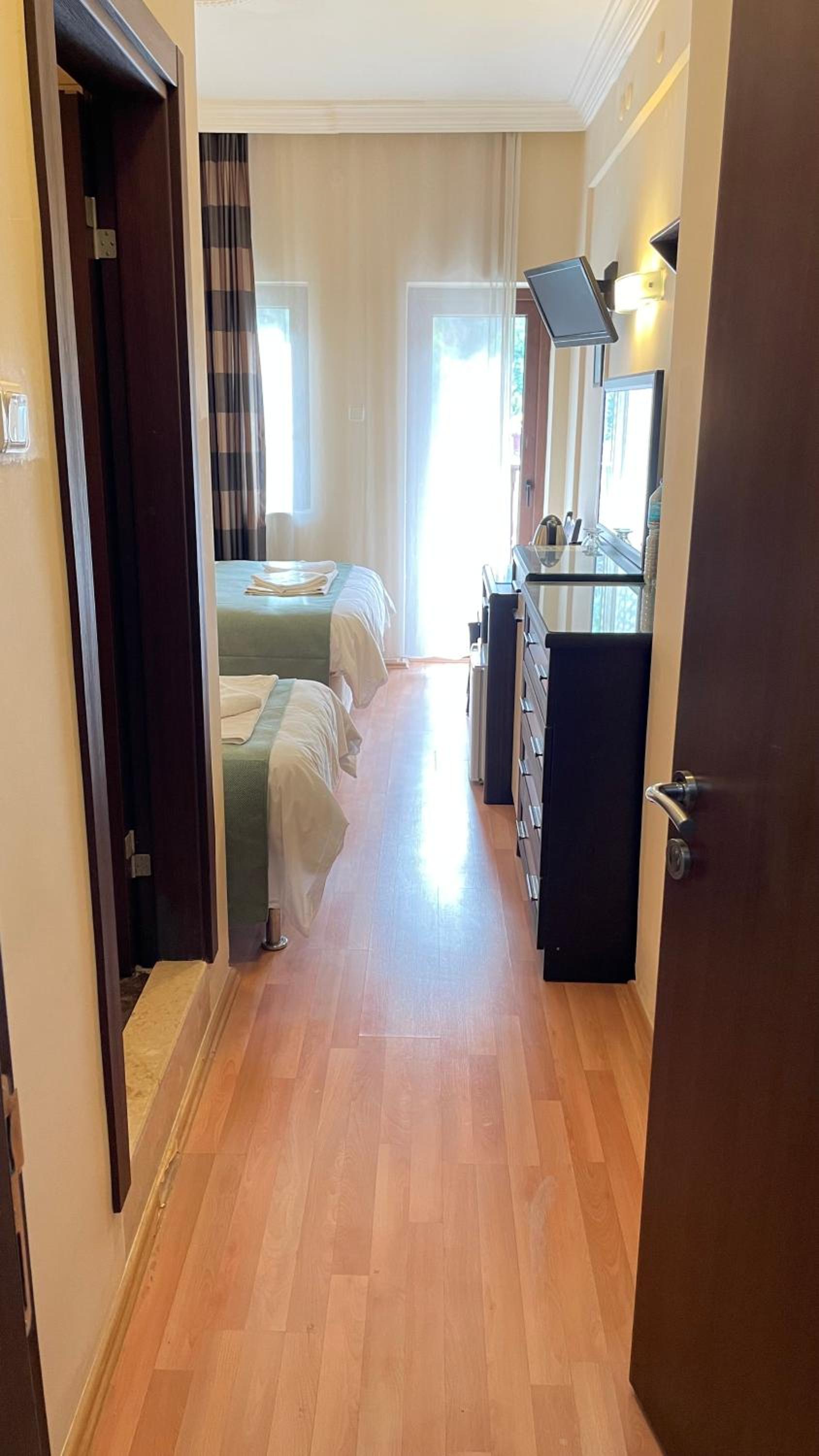 Double Room with Balcony - Photo 21