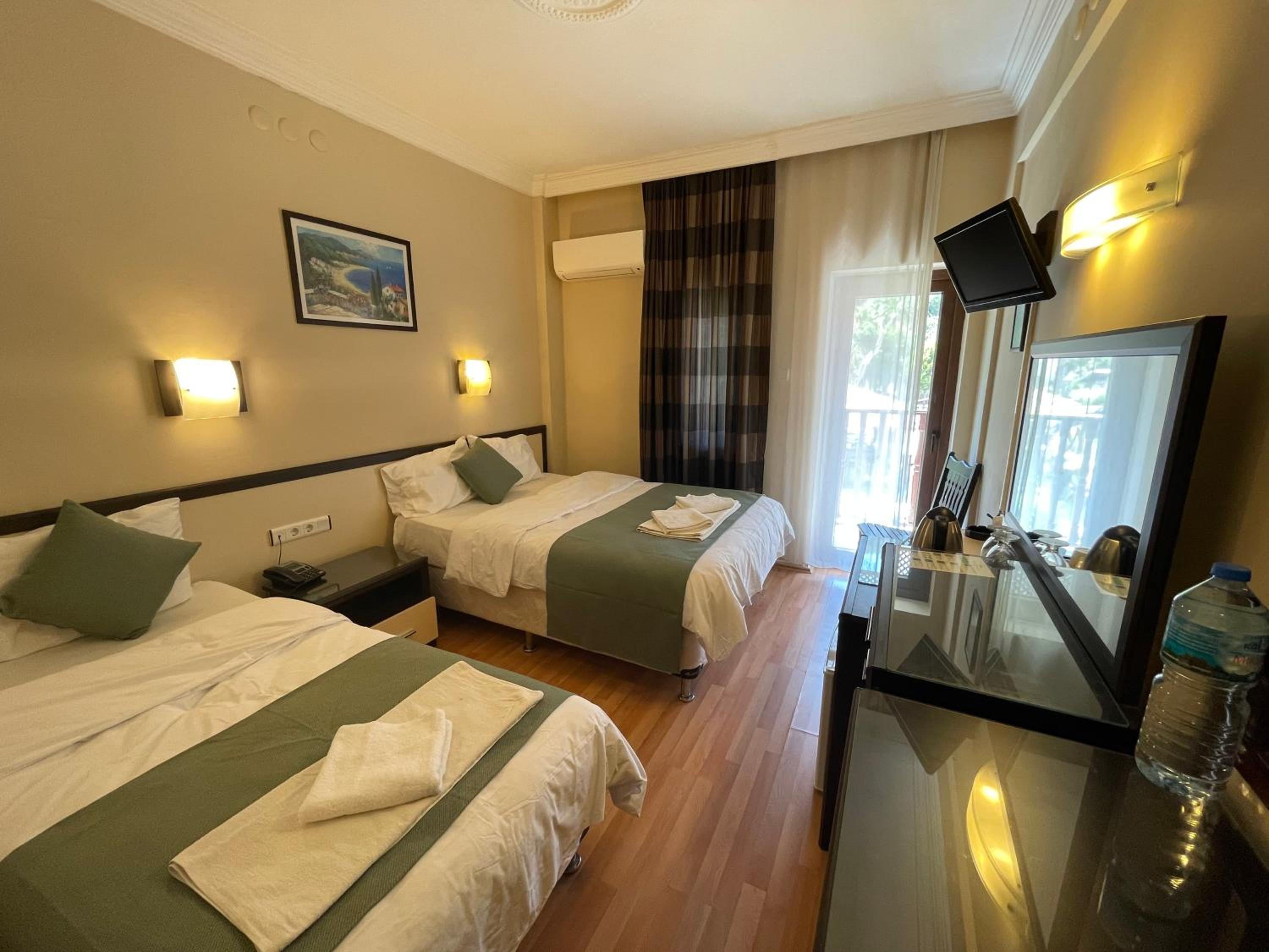 Double Room with Balcony - Photo 16