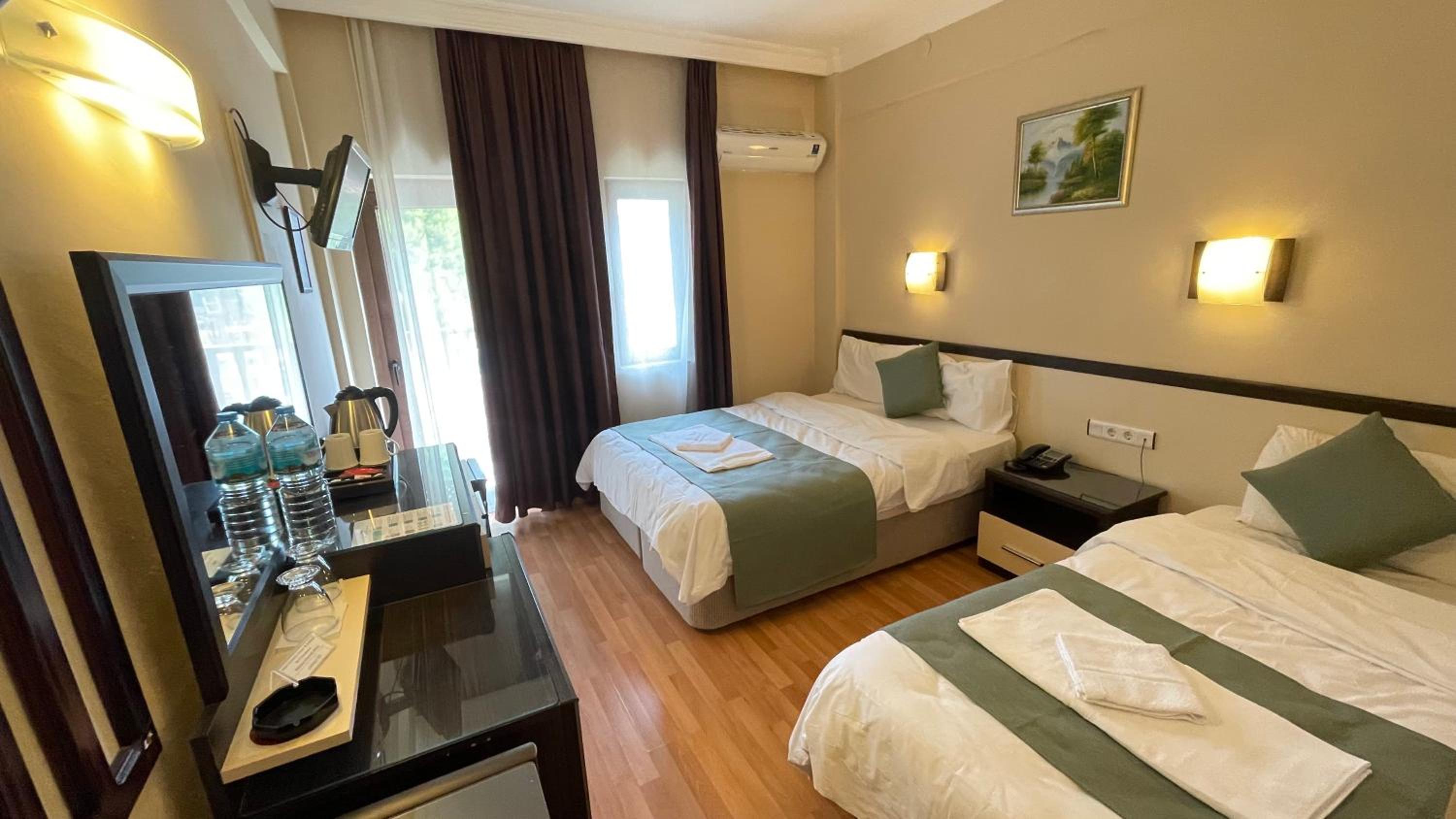 Double Room with Balcony - Photo 19