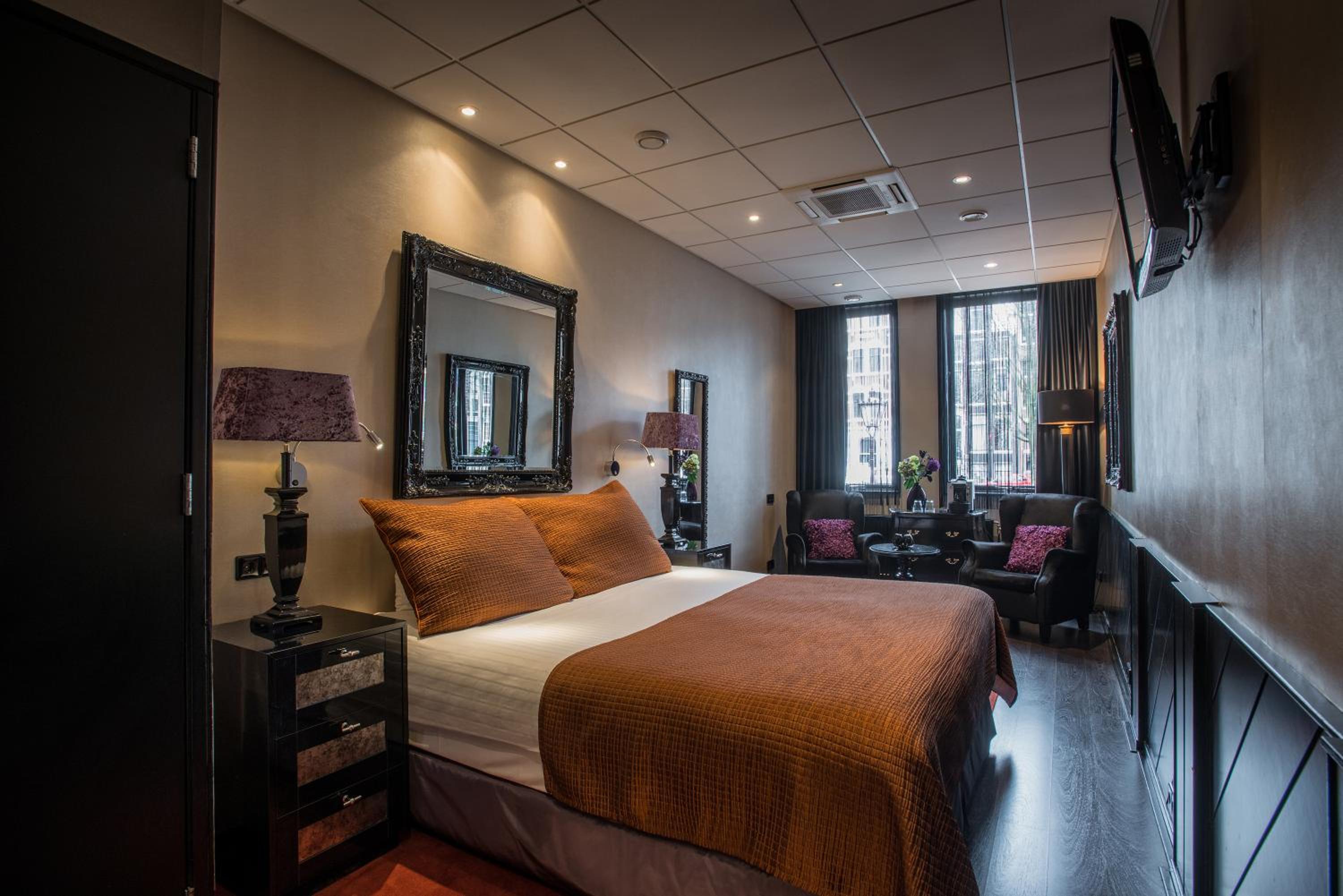 Large Luxury Double Room Bath with Canal View photo 1