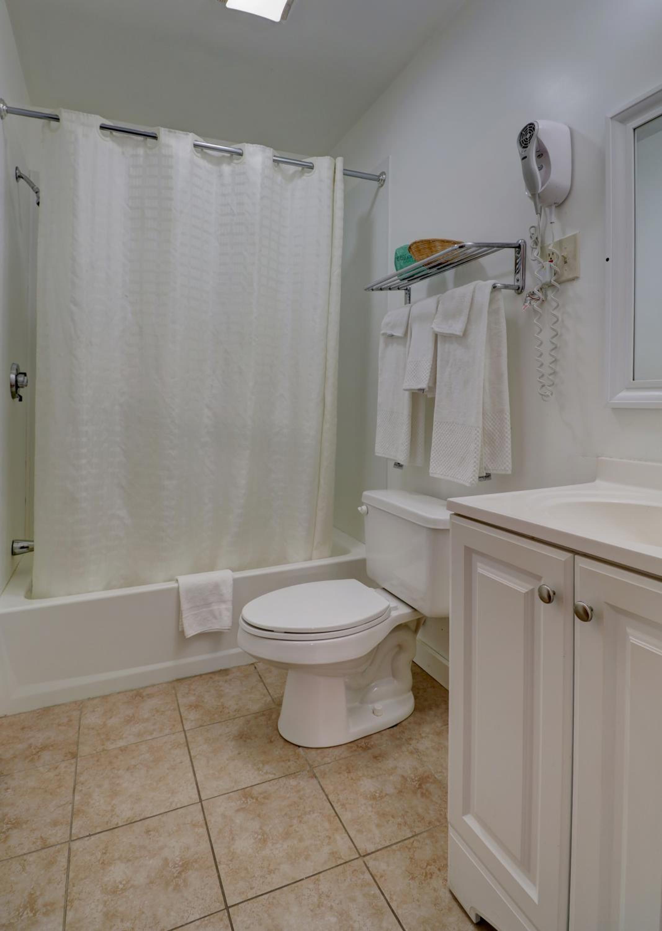 King Room with Bathtub - Photo 7