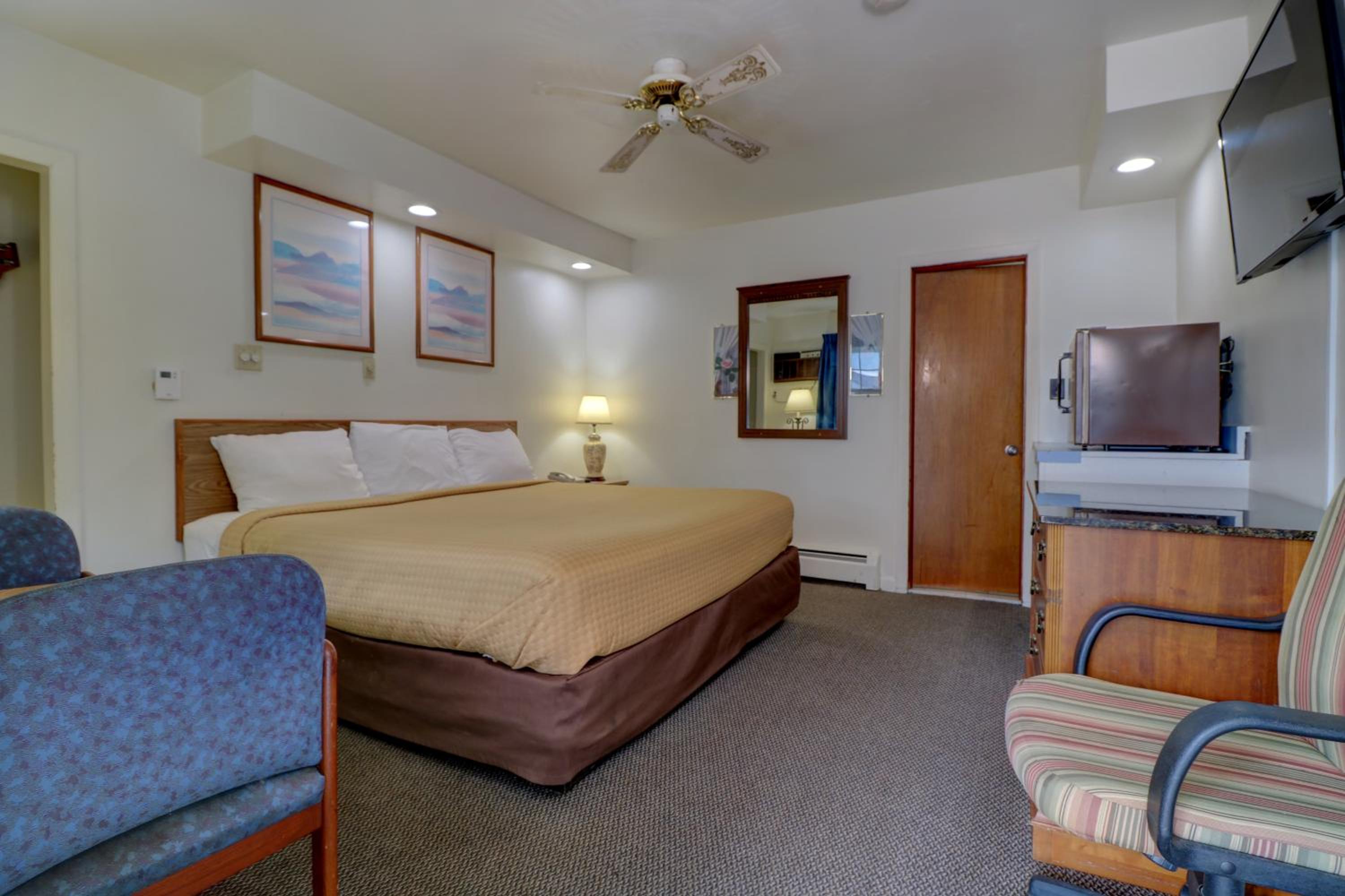 King Room with Bathtub - Photo 2