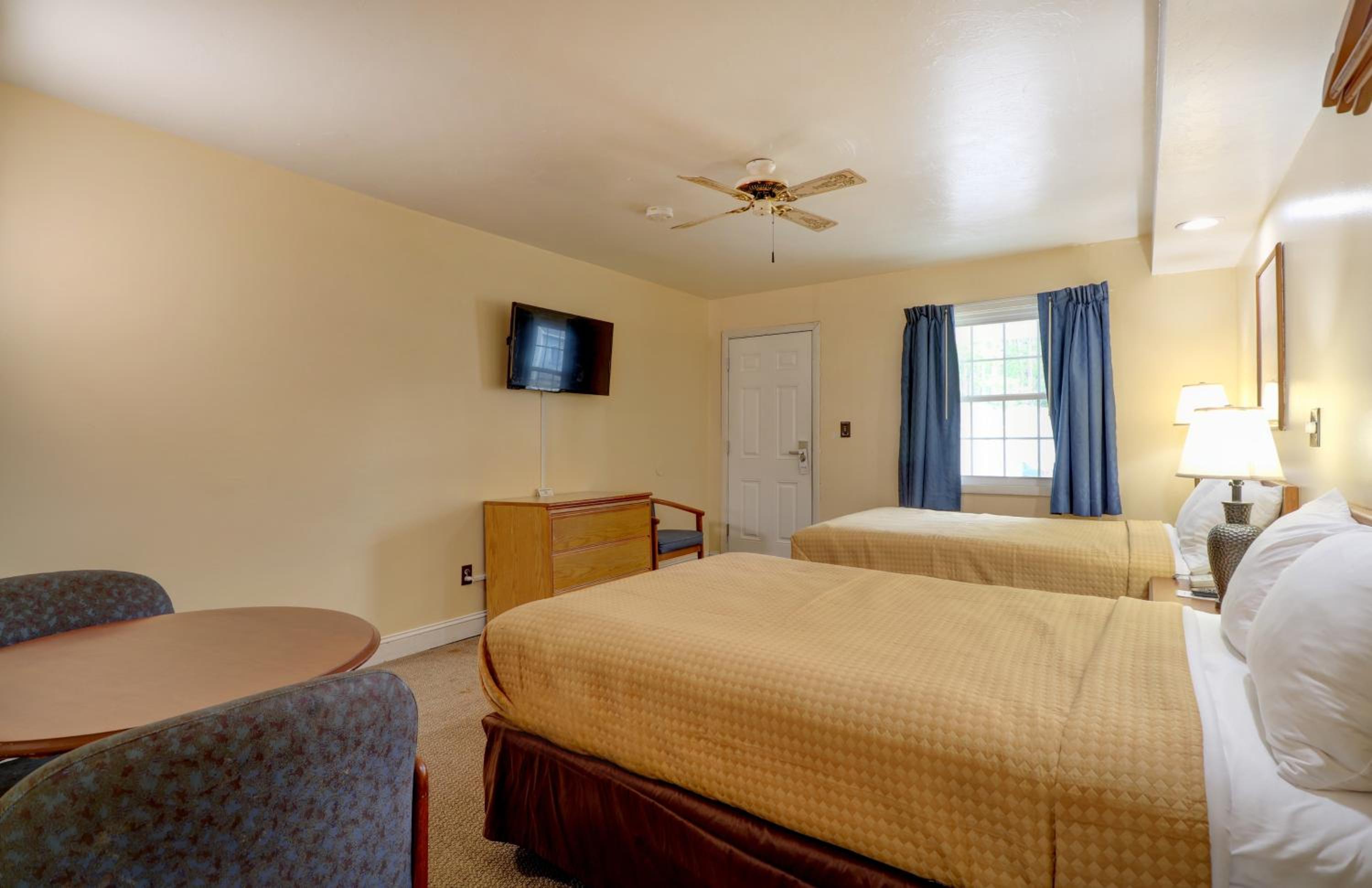 Standard Double Room with Bathtub - Photo 1