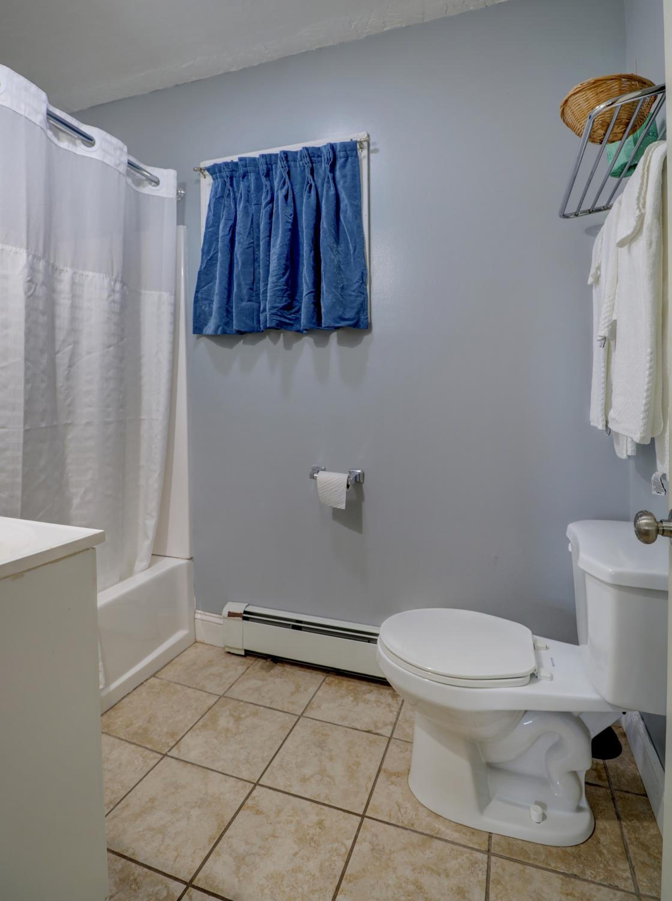 Standard Double Room with Bathtub - Photo 4