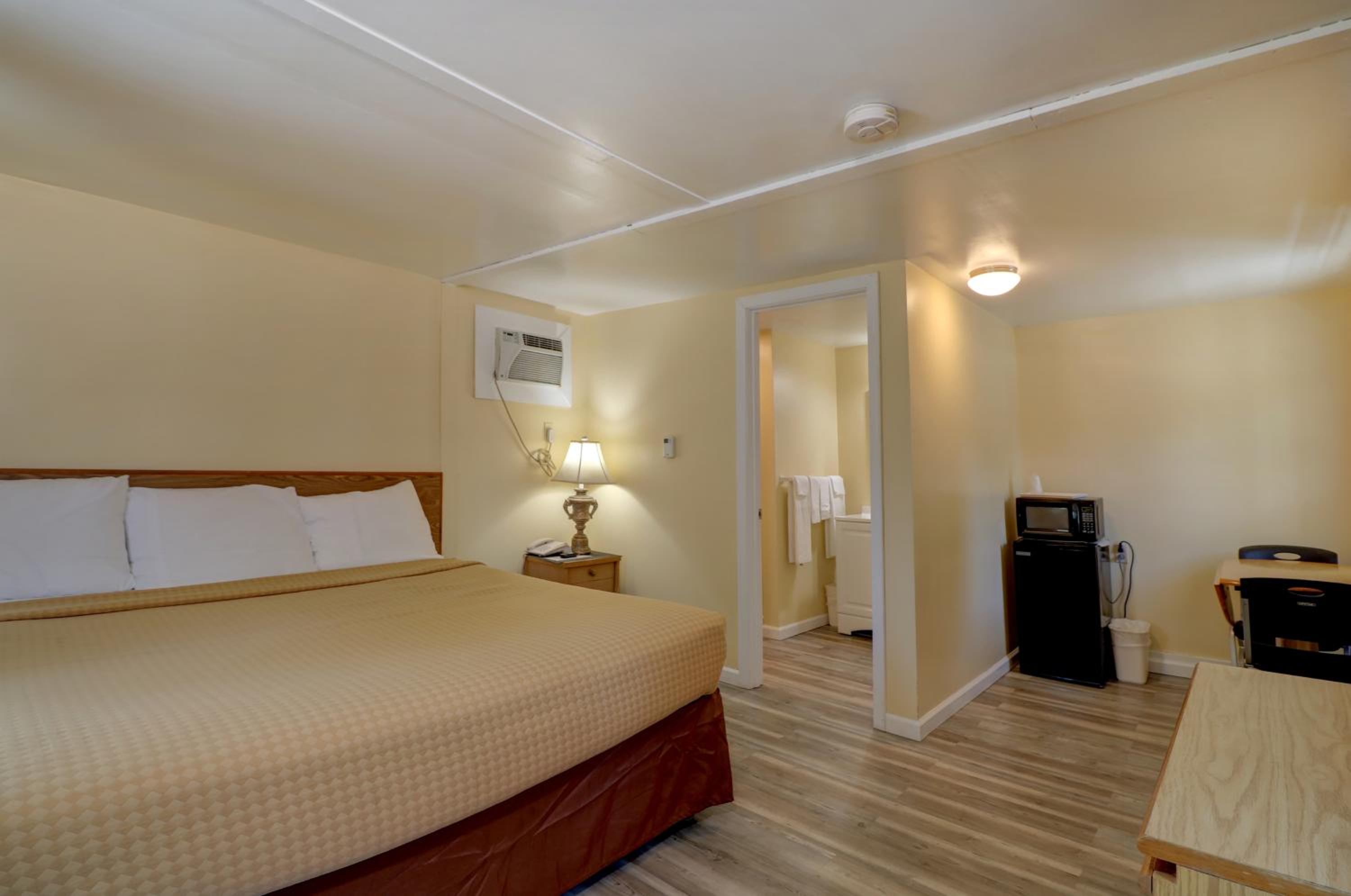 Standard Queen Room with Shower  - Photo 4