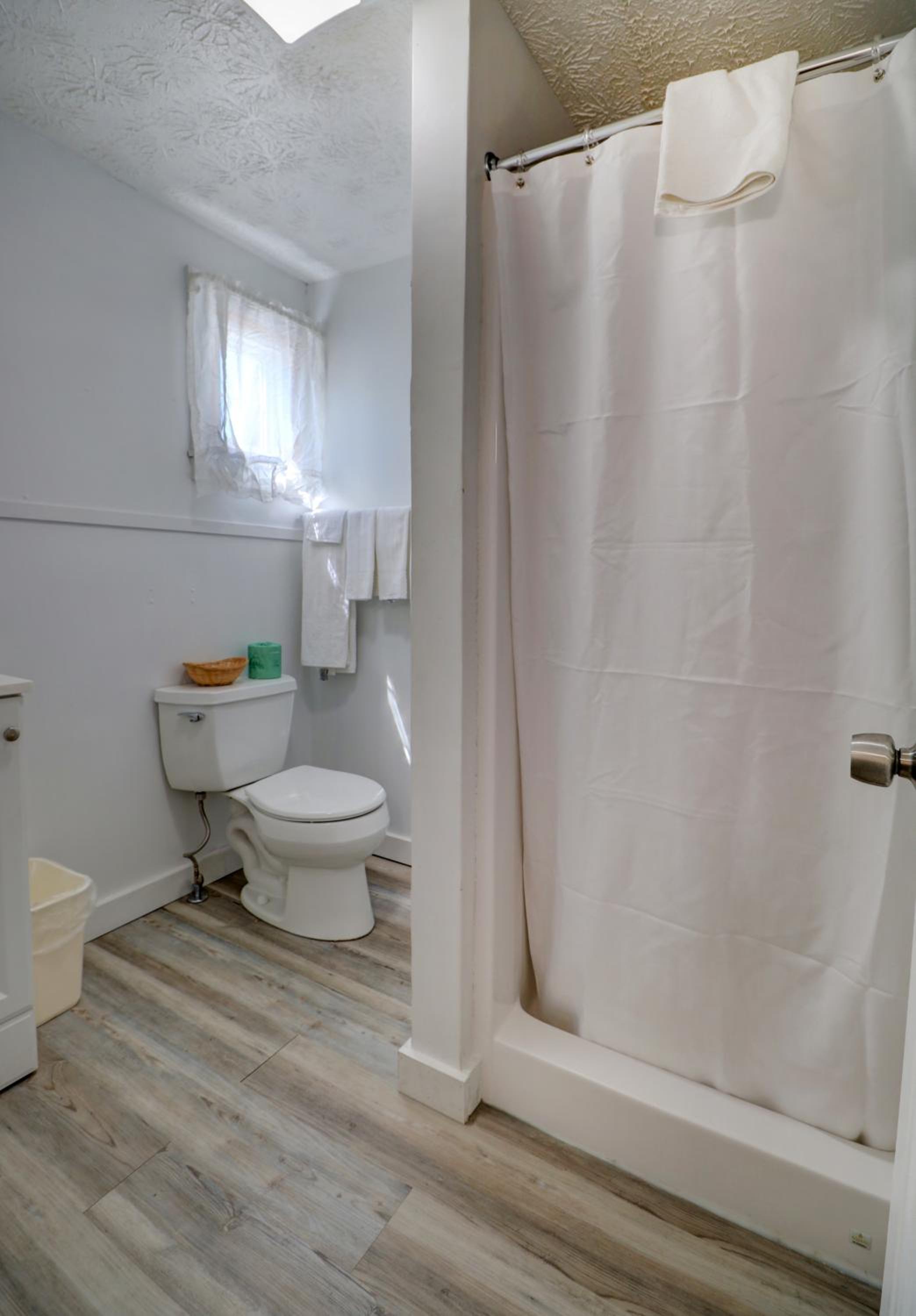 Classic Queen Room with Shower - Photo 2