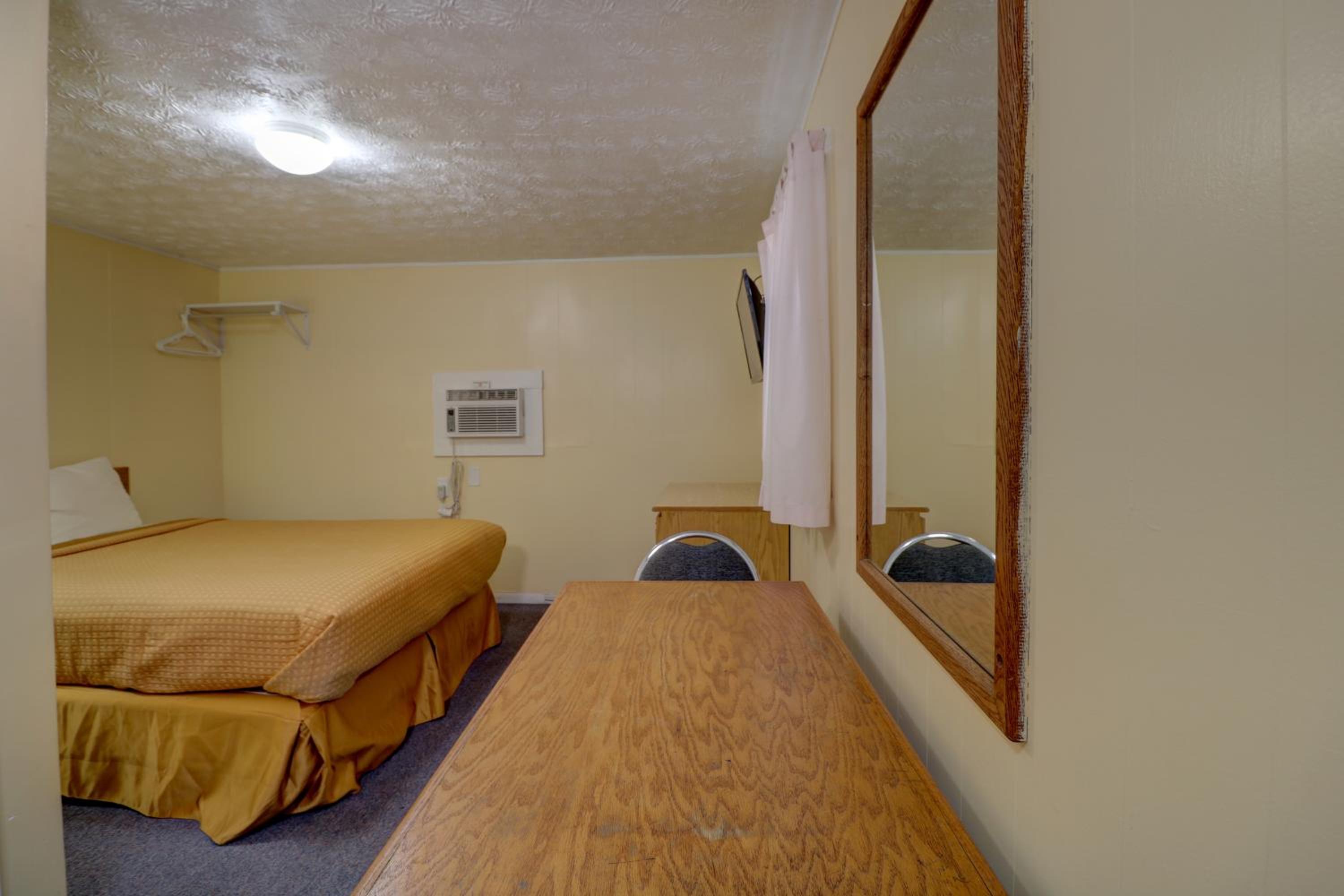 Classic Queen Room with Shower - Photo 1