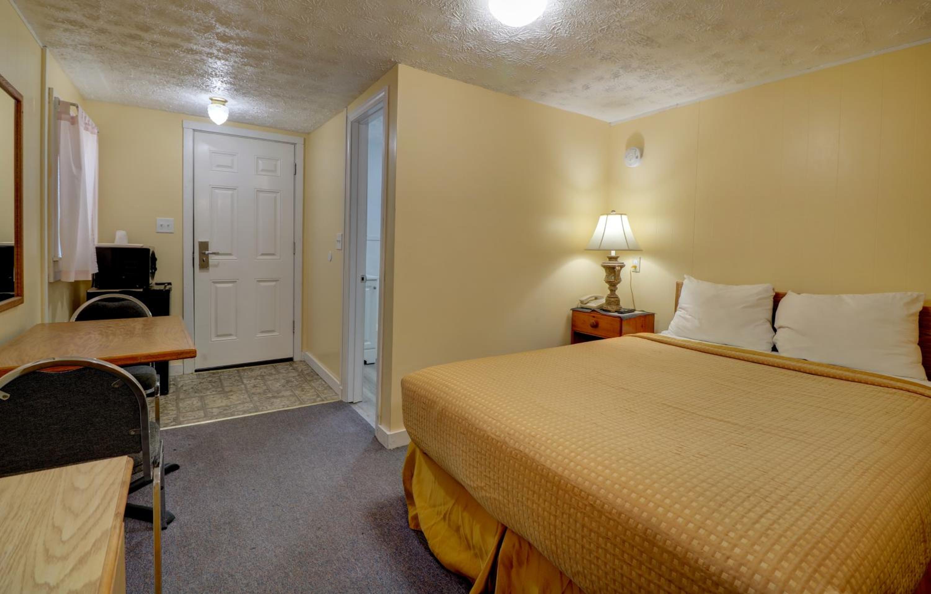 Classic Queen Room with Shower - Photo 3