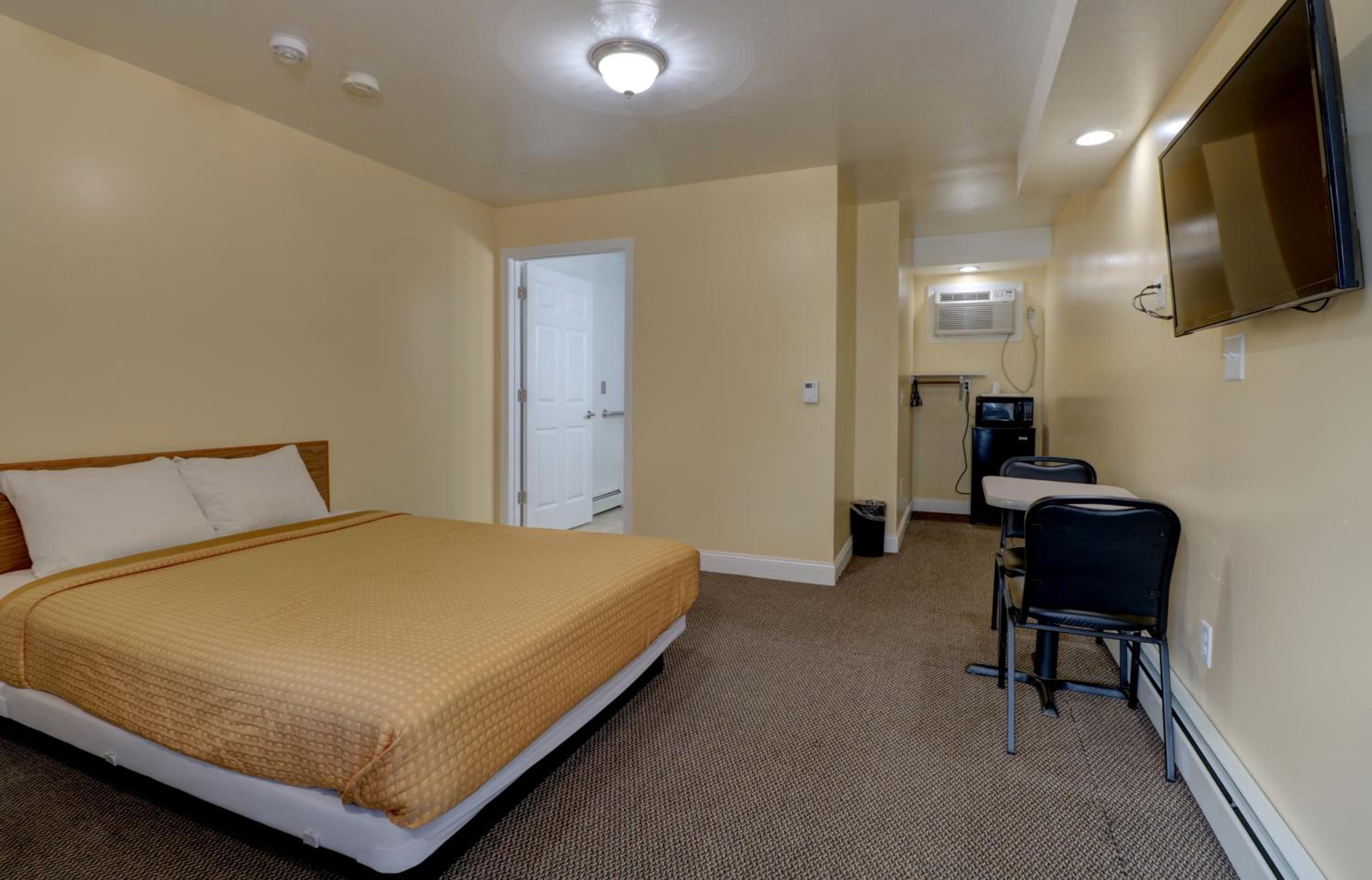 Queen Room - Disability Access - Photo 4