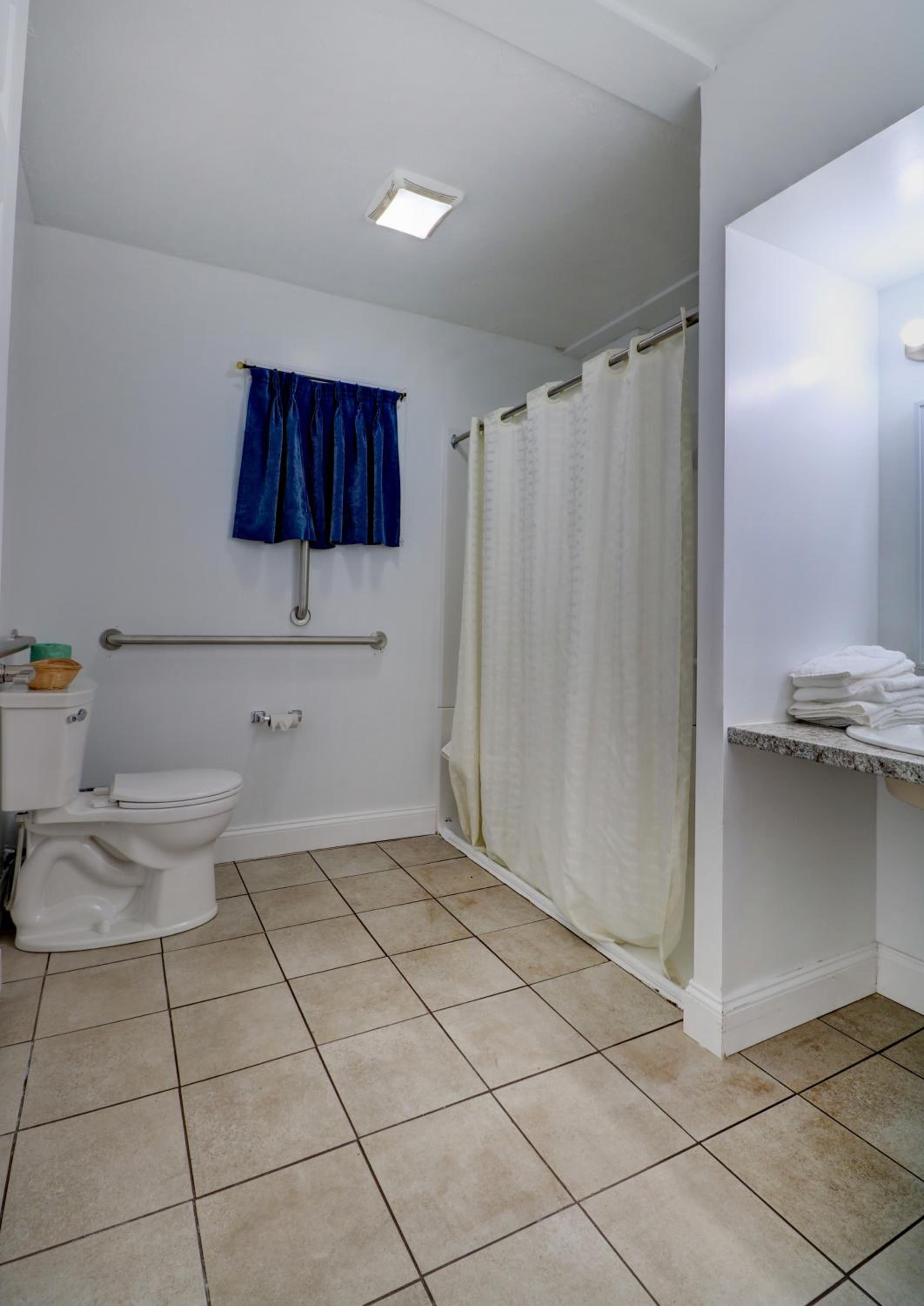 Queen Room - Disability Access - Photo 9