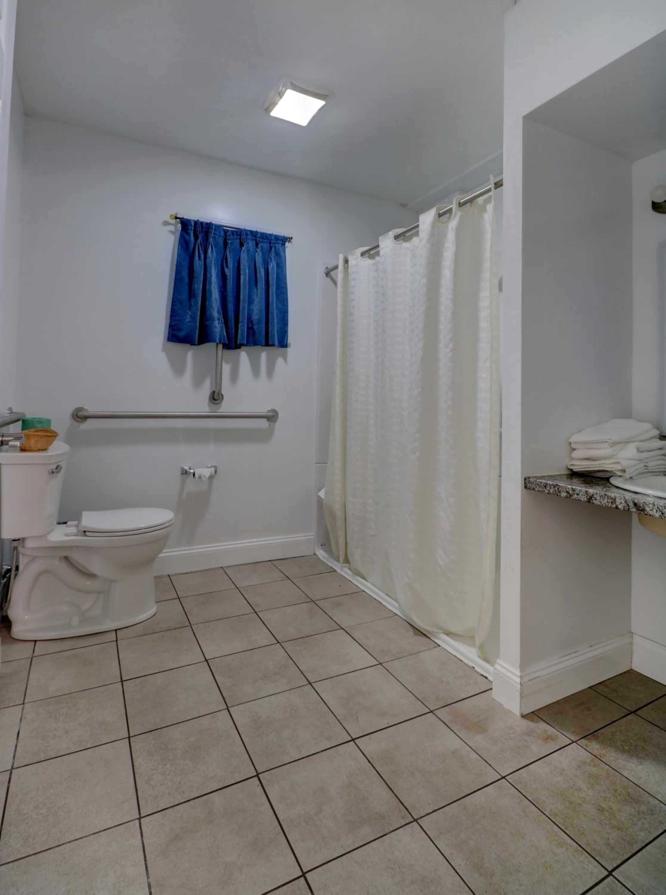 Queen Room - Disability Access - Photo 2
