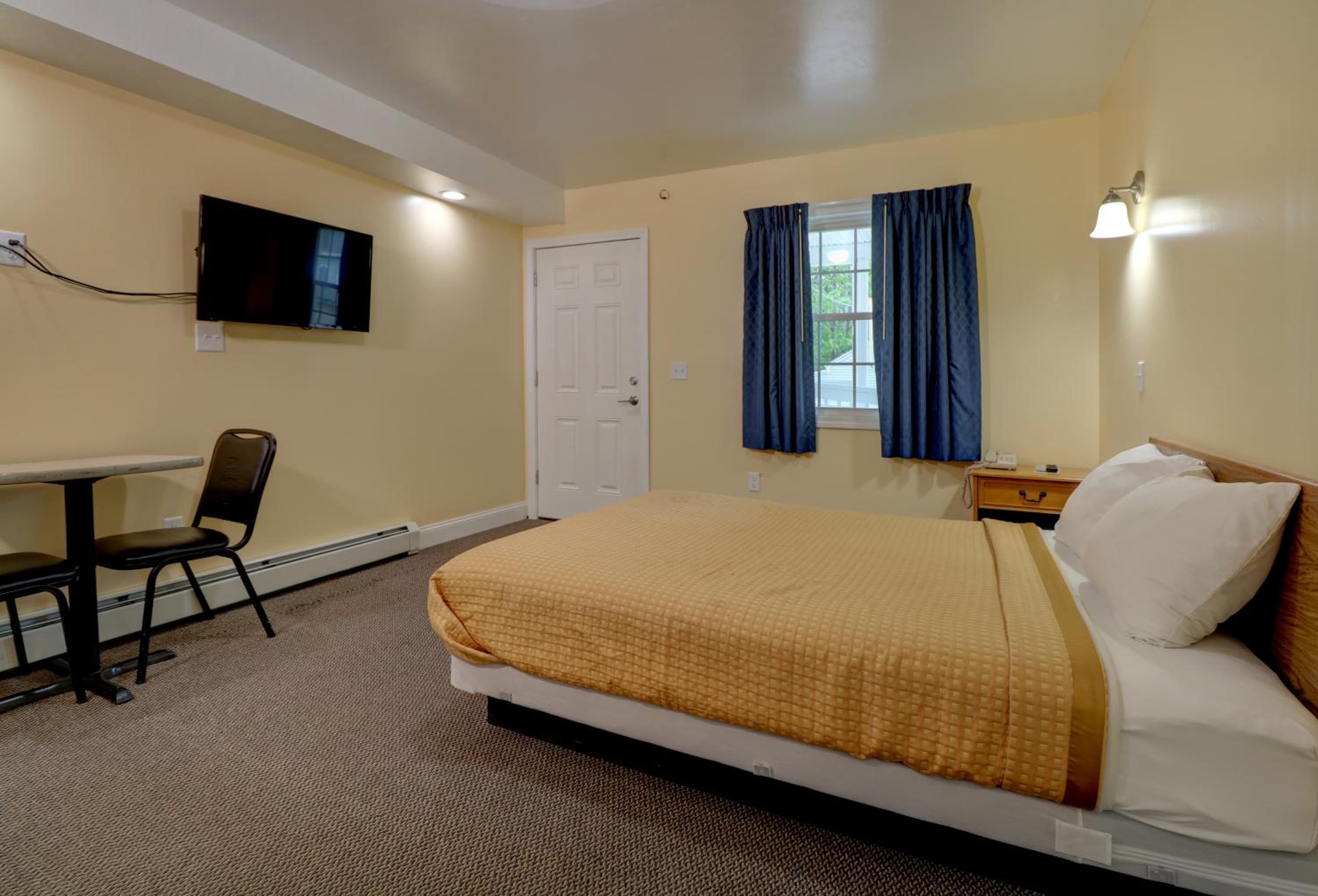 Queen Room - Disability Access - Photo 3