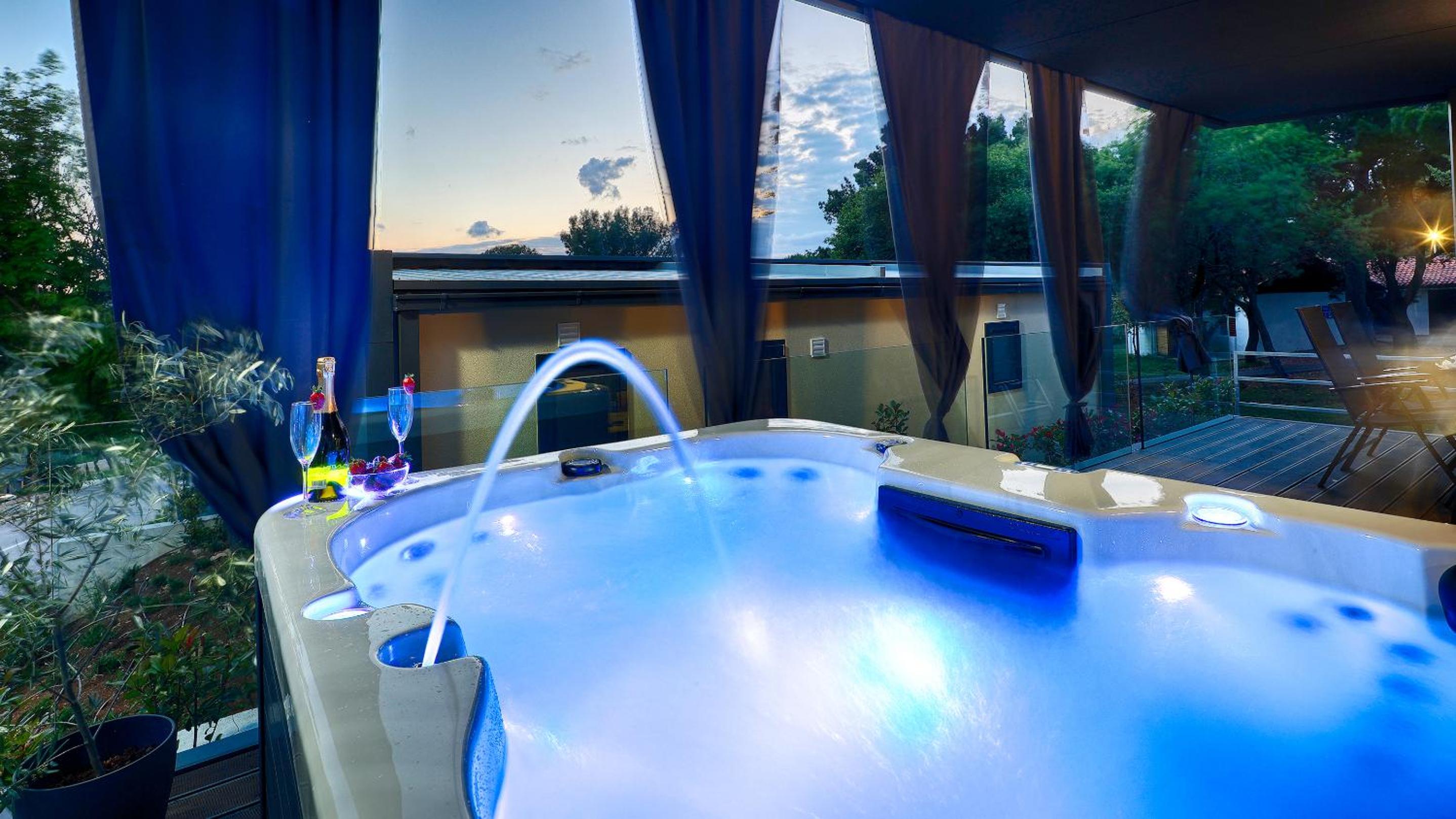 Exclusive Mobile Home with Spa Bath photo 2