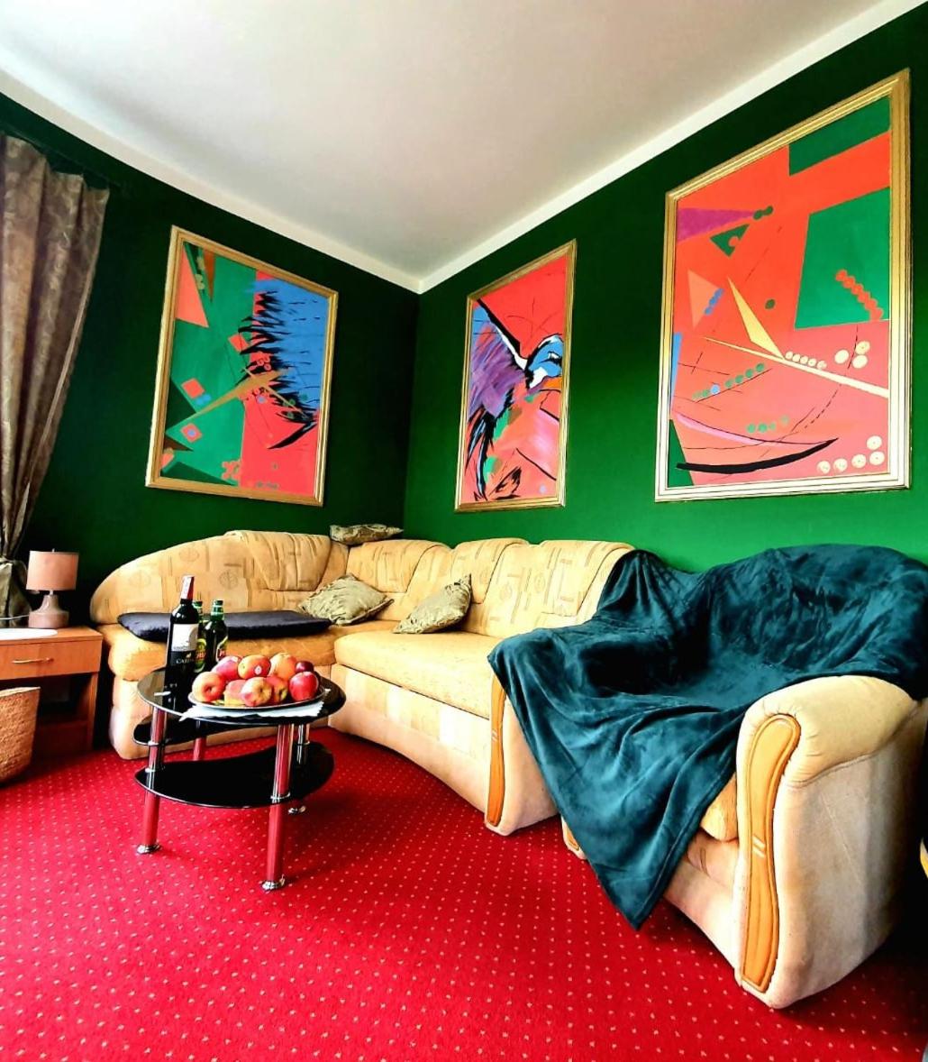 One-Bedroom Apartment photo 1