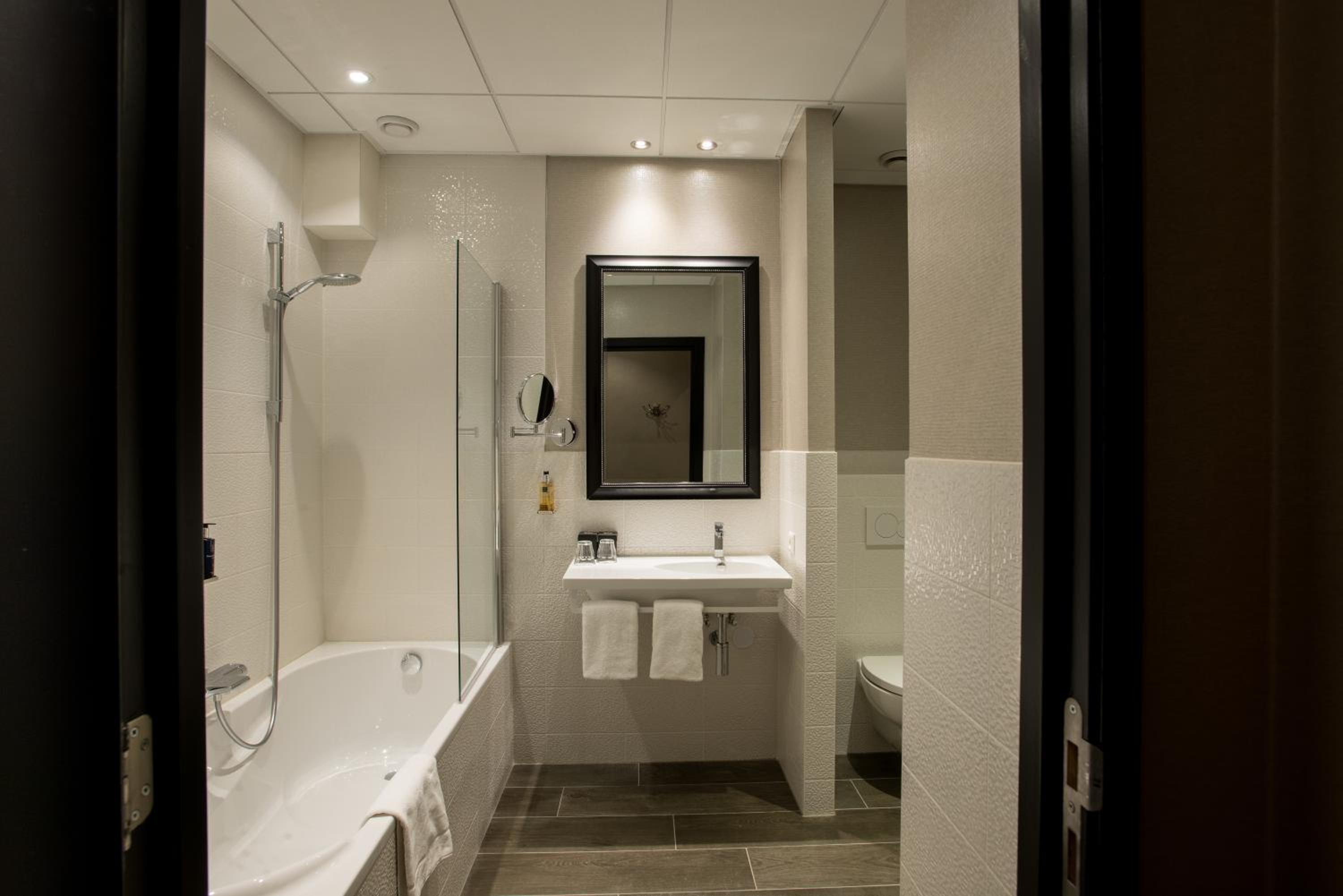 Medium Luxury Double Bath with Garden View photo 2