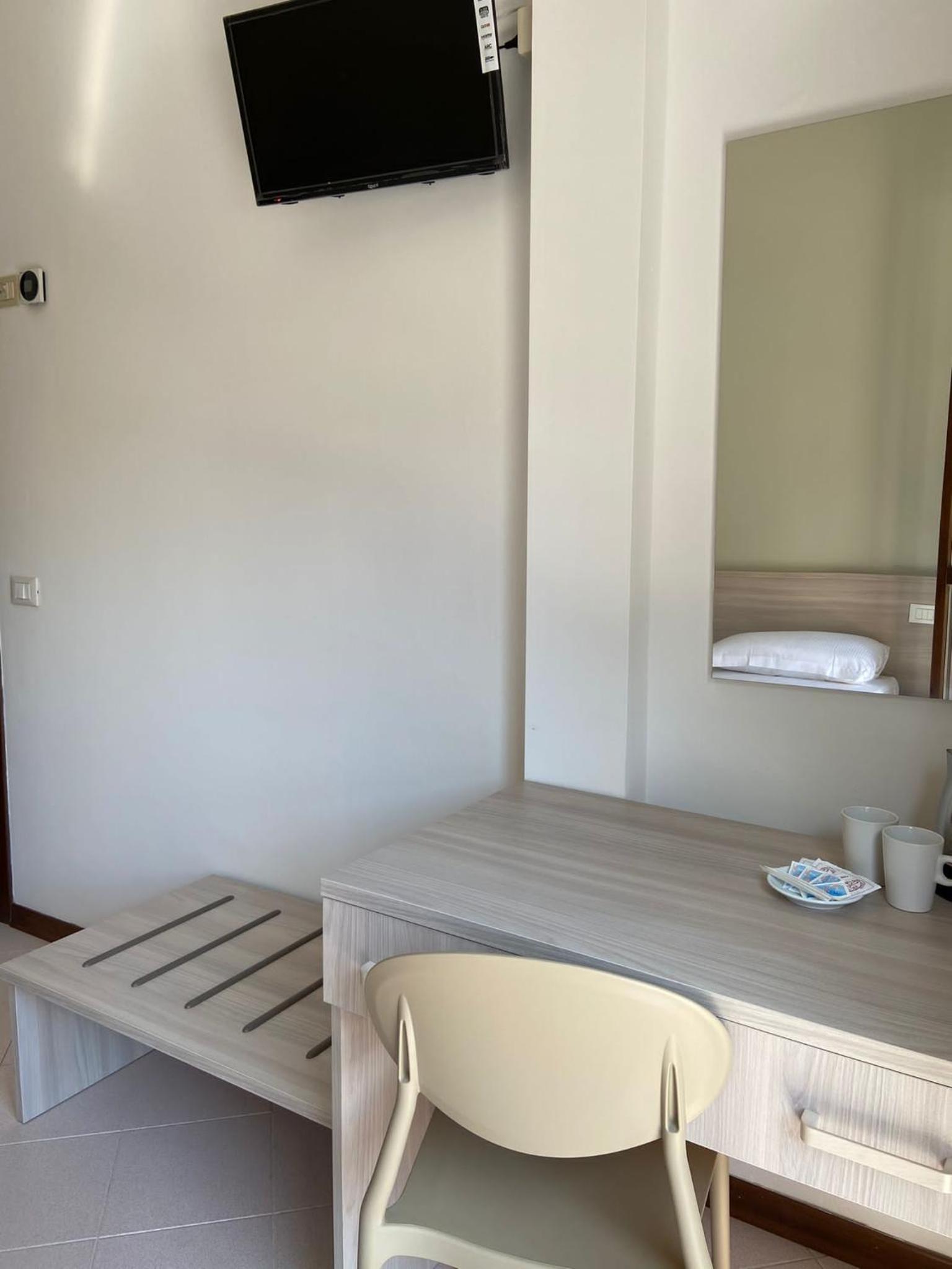 Standard Double or Twin Room - Photo 4