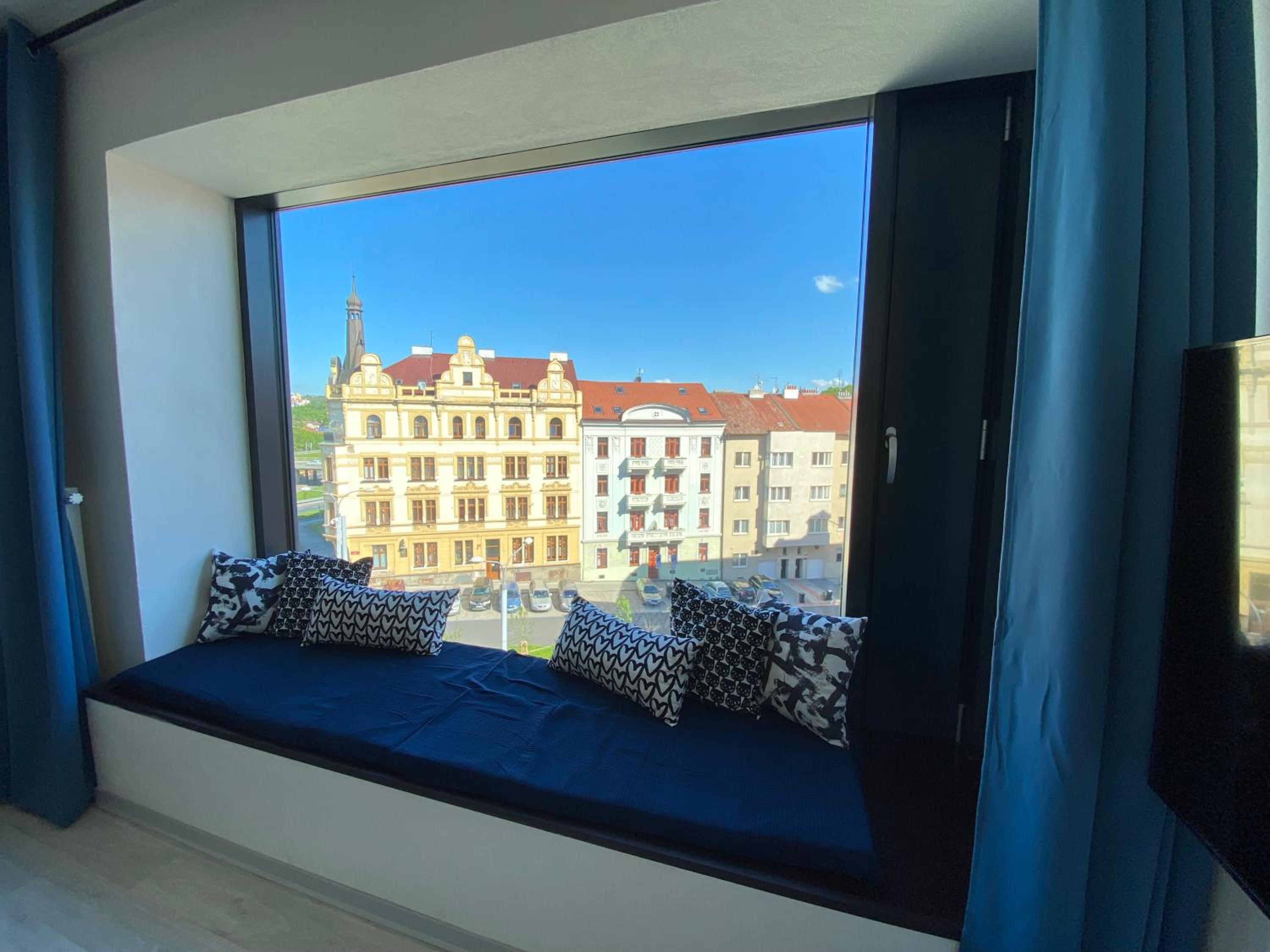 One-Bedroom Apartment - Photo 2